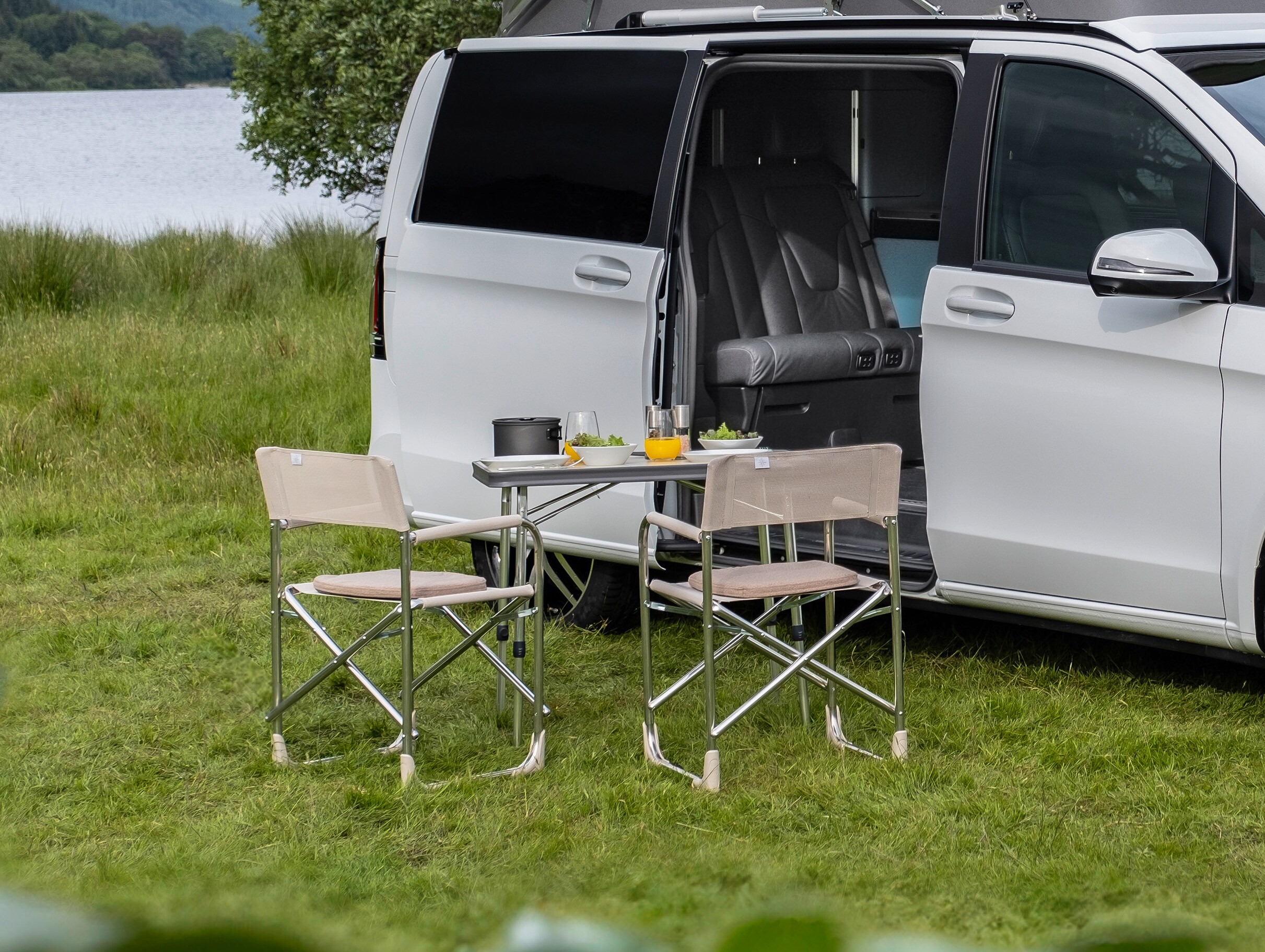 De V-klasse Marco Polo met campingtafel en 2 stoelen.