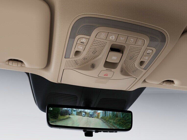 Het aanzienlijk grotere zichtveld van de digitale binnenspiegel kan u tijdens het rijden beter zicht geven op het verkeer achter uw voertuig.