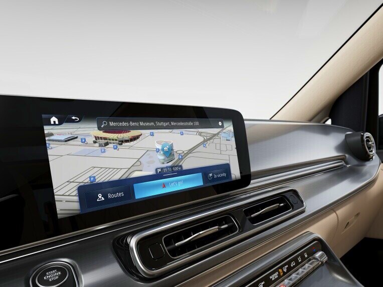 De snelle navigatie vanaf de harde schijf en flexibele invoermogelijkheden via Touch-Control of spraakinvoer besparen u tijd.