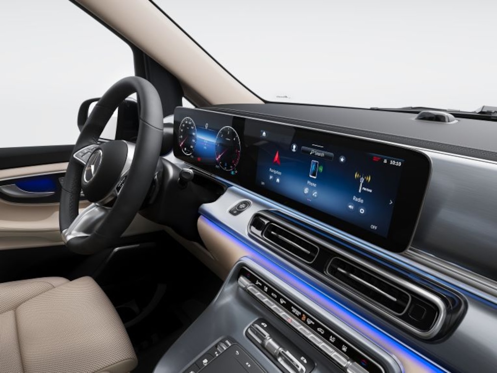 Met de Widescreen Cockpit smelten het instrumentenpaneel en het mediabeeldscherm samen tot één visuele eenheid onder een doorlopend glazen oppervlak.