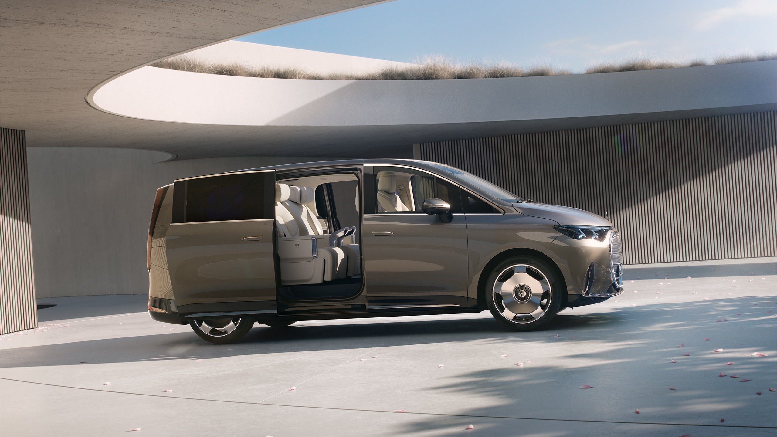 Exterieur | VLE | Mercedes-Benz Het aerodynamische silhouet van de nieuwe VLE met geopende schuifdeuren.