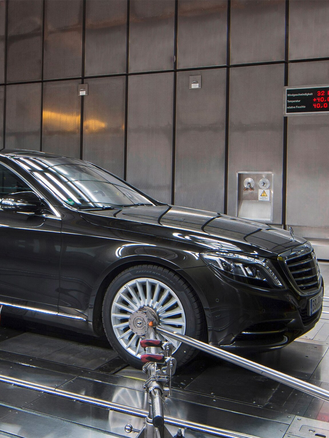 De afbeelding toont de S-Klasse Limousine op de testbank. In drie verschillende rijcycli worden de verbruikswaarden voor het model gemeten.