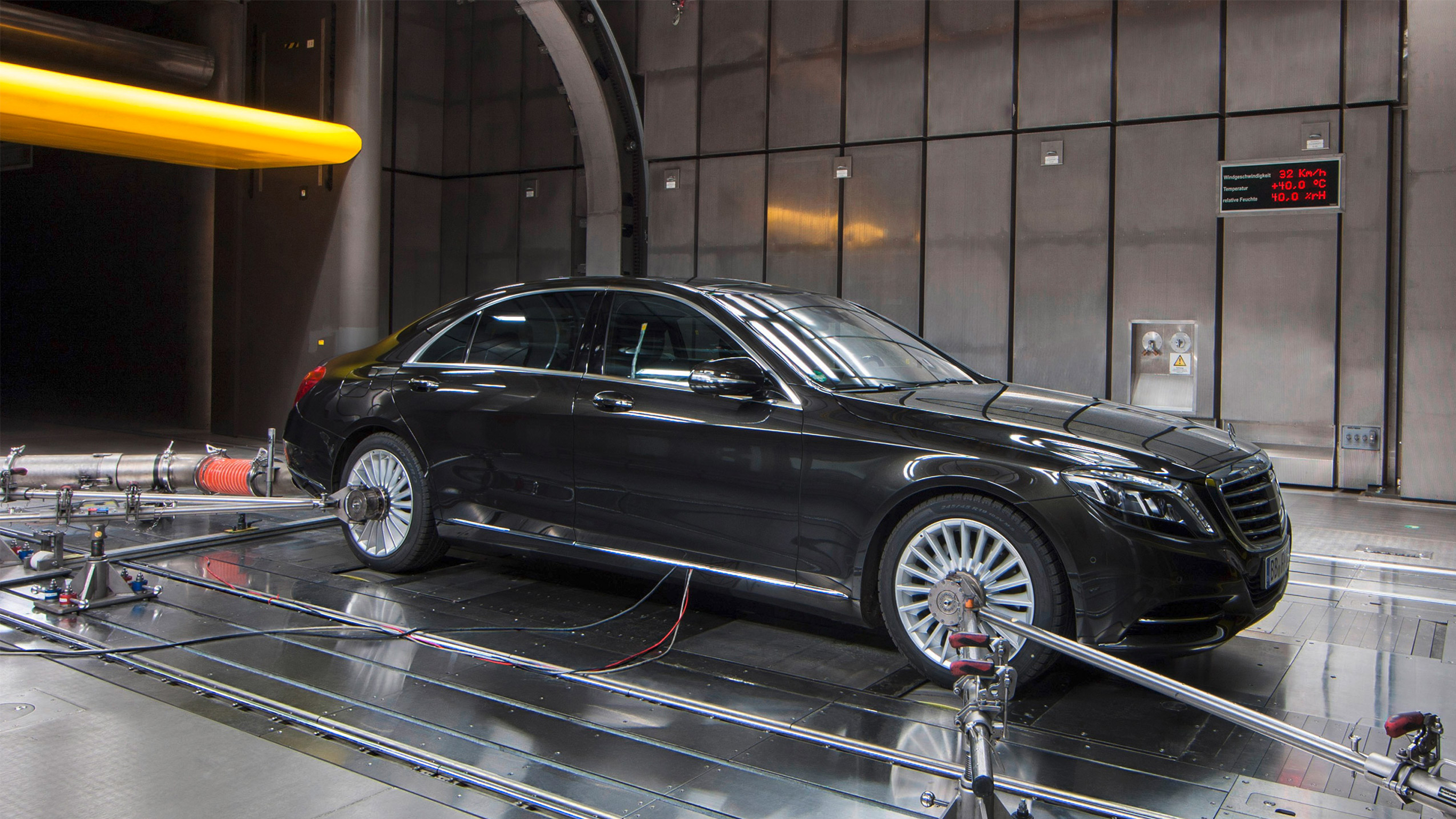 Mercedes-Benz en de WLTP: de S-Klasse op de testbank De afbeelding toont de S-Klasse Limousine op de testbank. In drie verschillende rijcycli worden de verbruikswaarden voor het model gemeten.