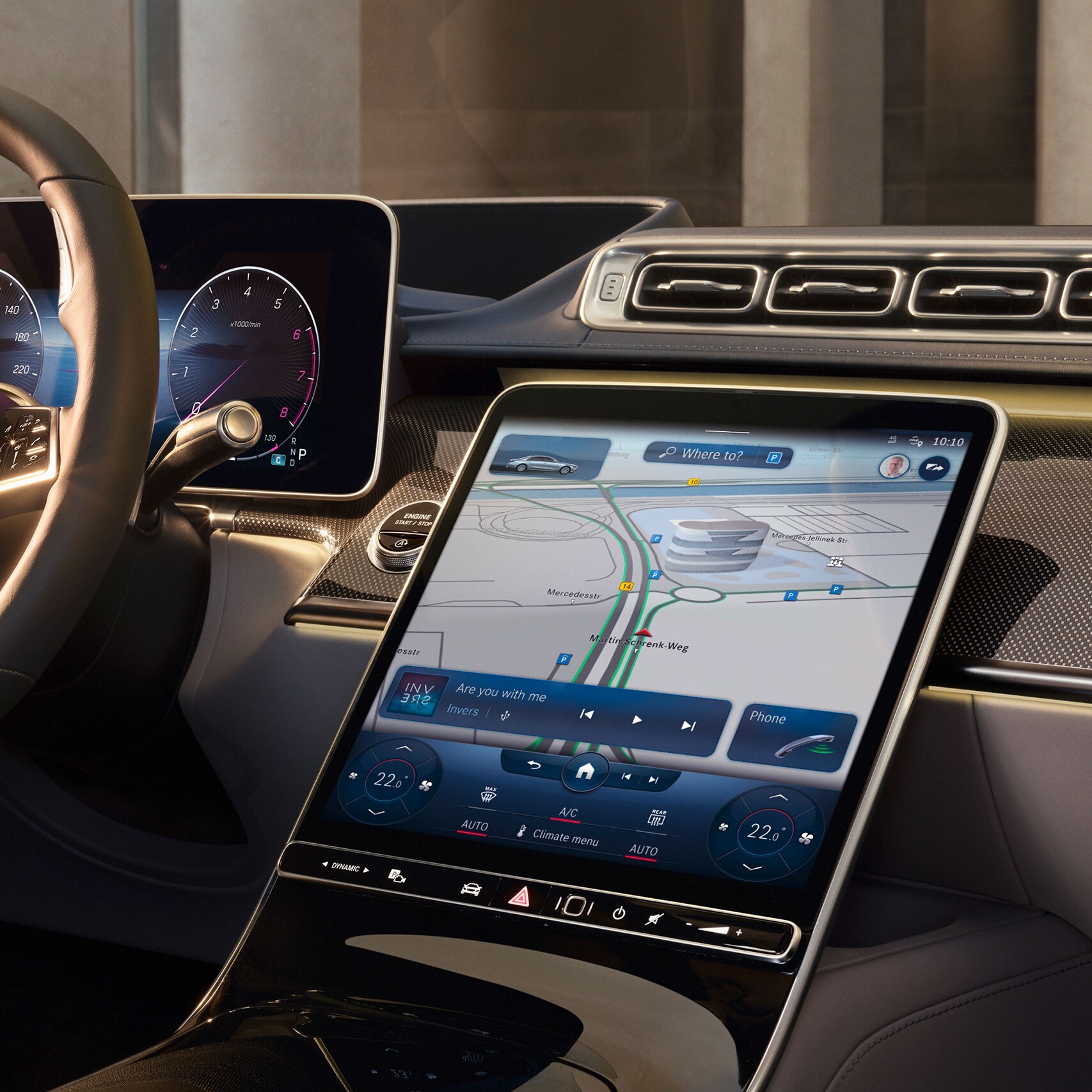 Interieur met blik op het grote touchdisplay met MBUX van de nieuwe Mercedes-Benz S-Klasse.