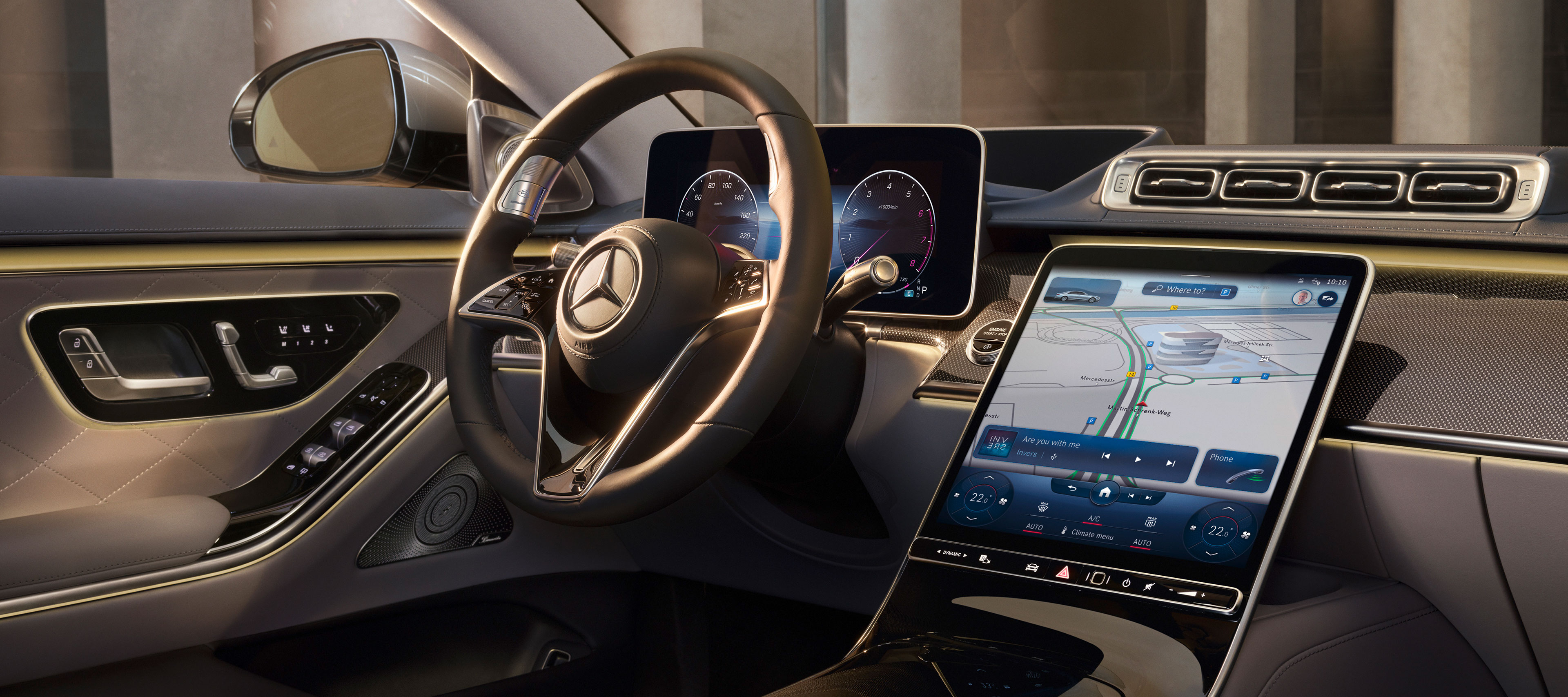 Zero-layer MBUX-homescreen Interieur met blik op het grote touchdisplay met MBUX van de nieuwe Mercedes-Benz S-Klasse.