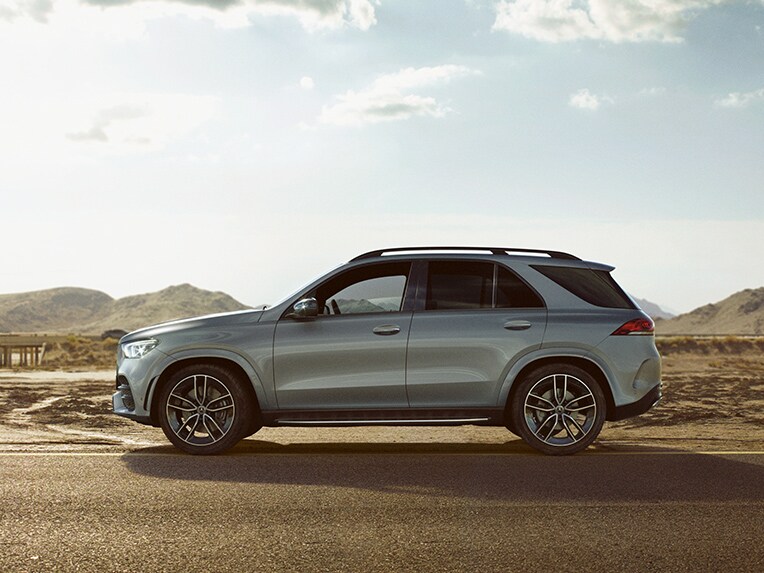 Zijaanzicht van de Mercedes-Benz GLE in een landelijke omgeving.