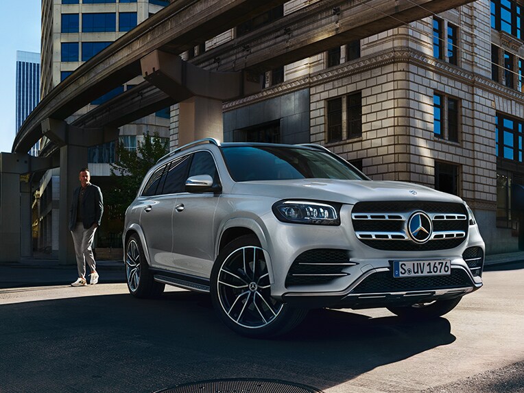 Schuin vooraanzicht van de Mercedes-Benz GLS in de stad.