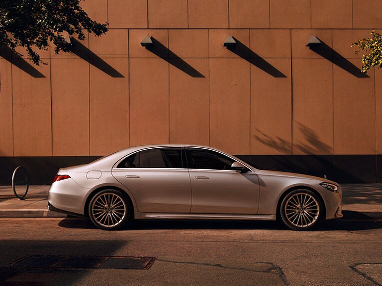 Zijaanzicht van de Mercedes-Benz S-Klasse.