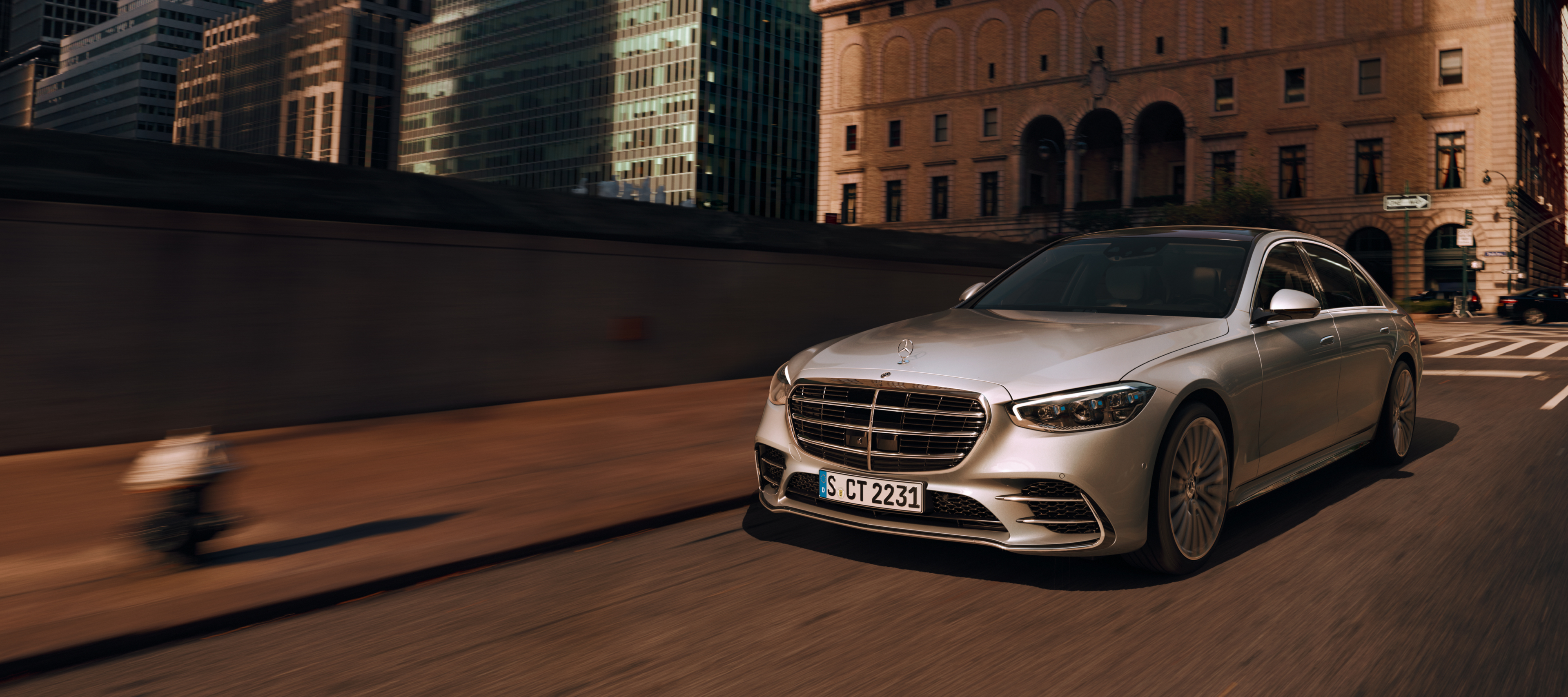 Autonoom rijden | S-Klasse Limousine | Mercedes-Benz Vooraanzicht van een zelfrijdende Mercedes-Benz S-Klasse op straat