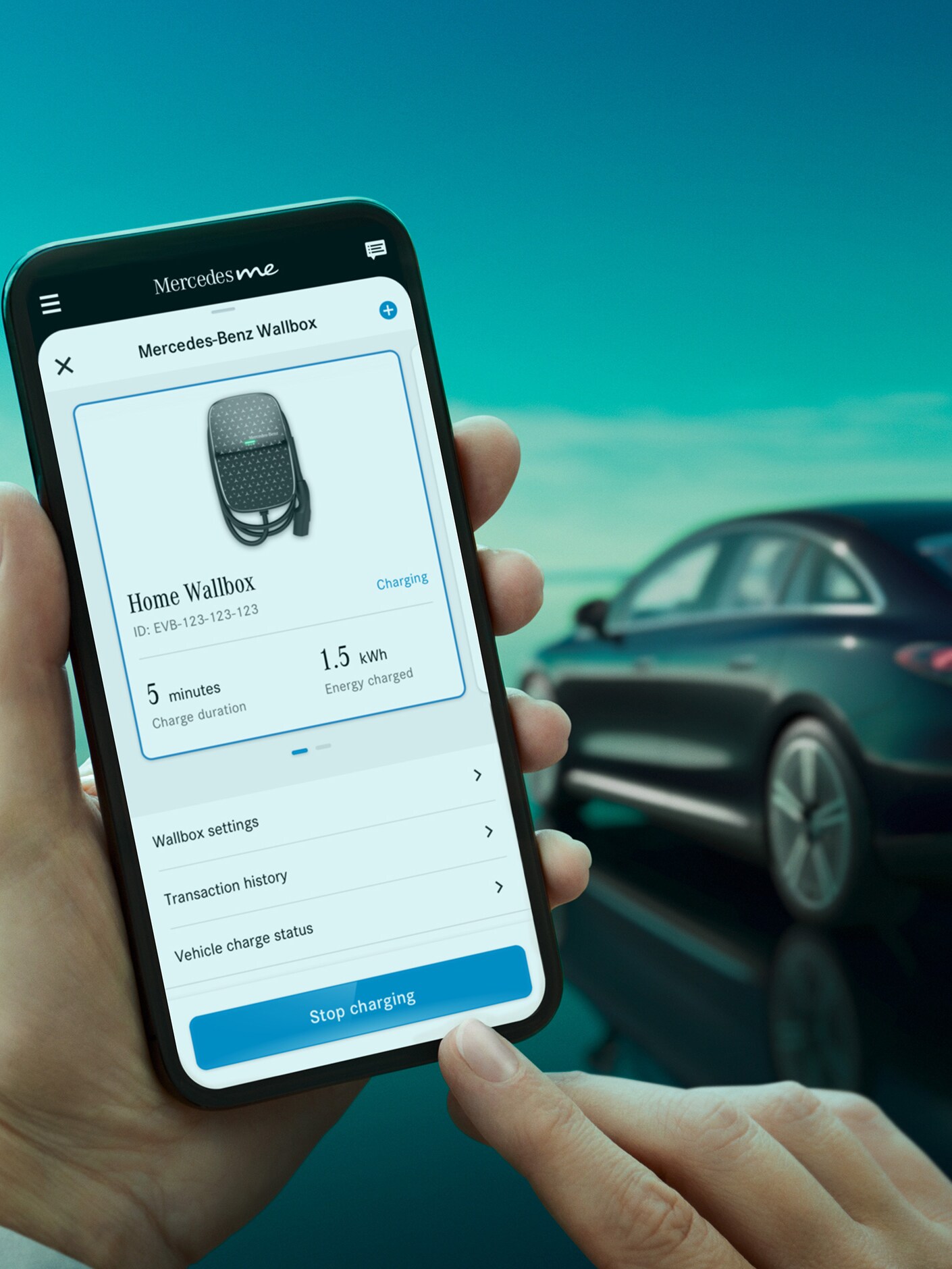 De afbeelding toont een achteraanzicht van de Mercedes EQE.