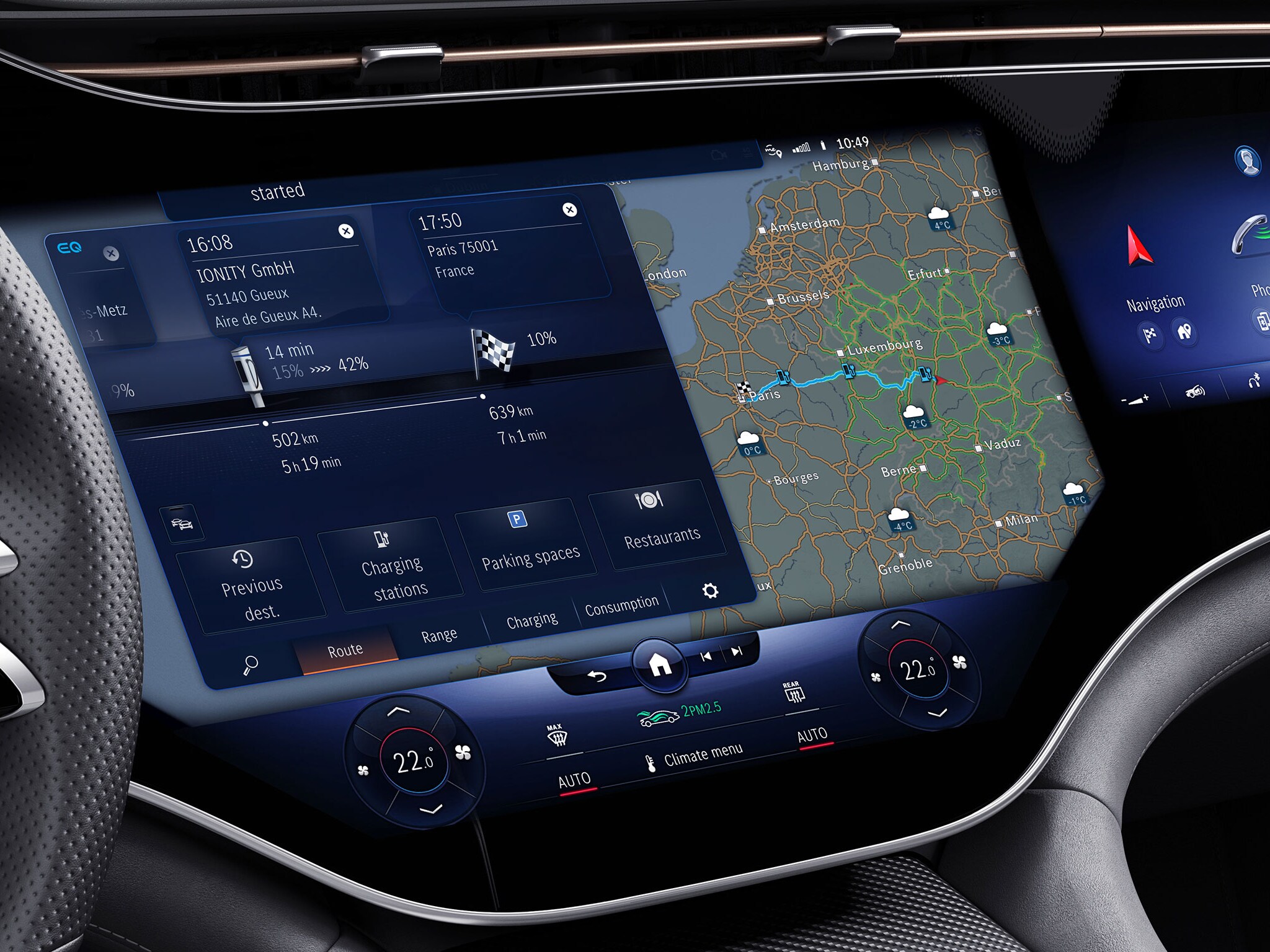 De headunit van een elektrisch Mercedes-Benz model toont de optimale route waarbij rekening wordt gehouden met verschillende factoren