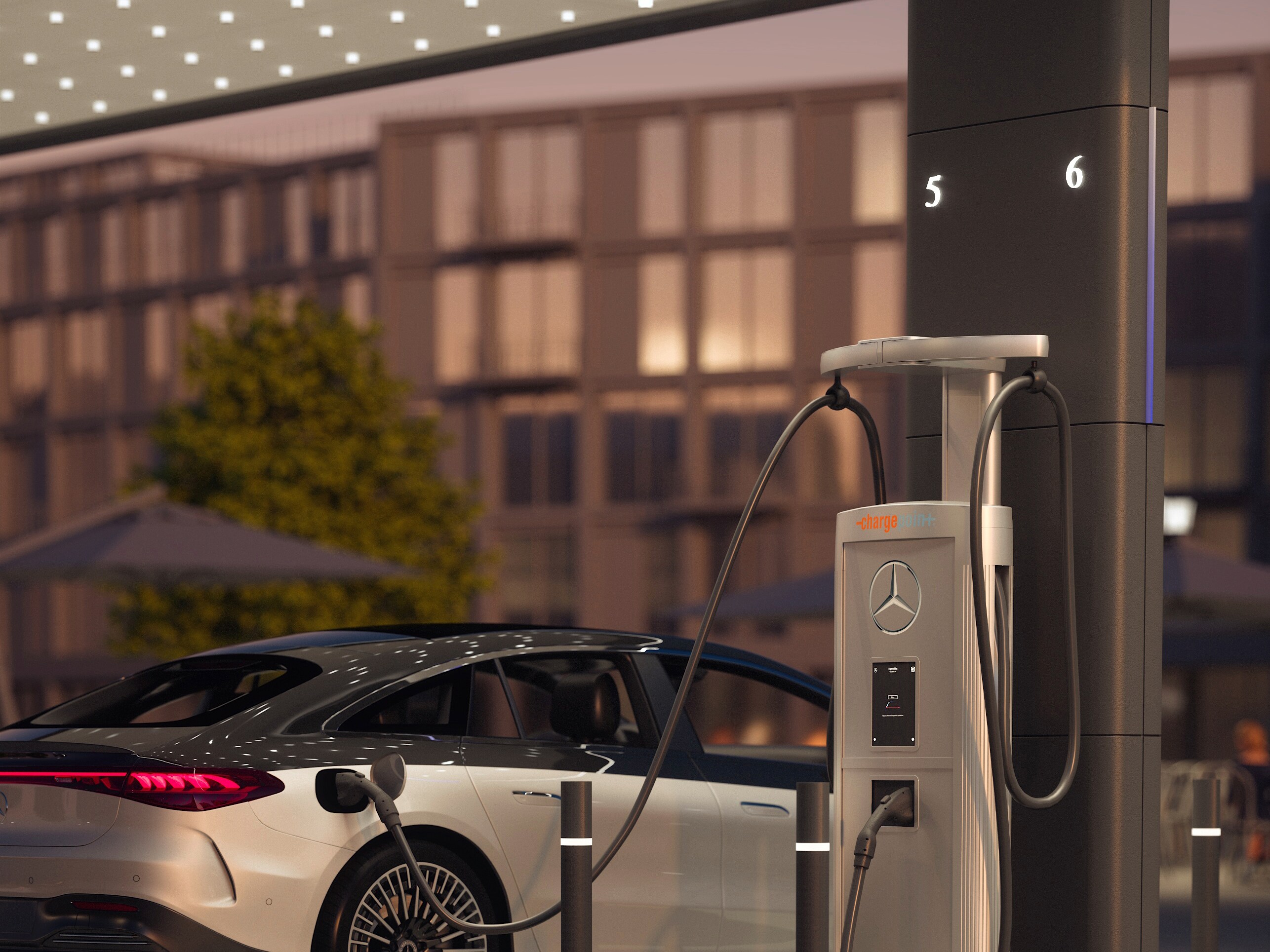 Er wordt een Mercedes-Benz EQS opgeladen bij een locatie van het Mercedes-Benz oplaadnetwerk