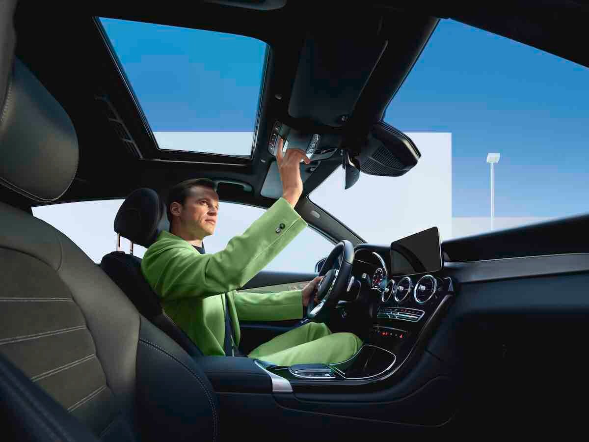 Een man drukt op de SOS-knop in zijn Mercedes-Benz.