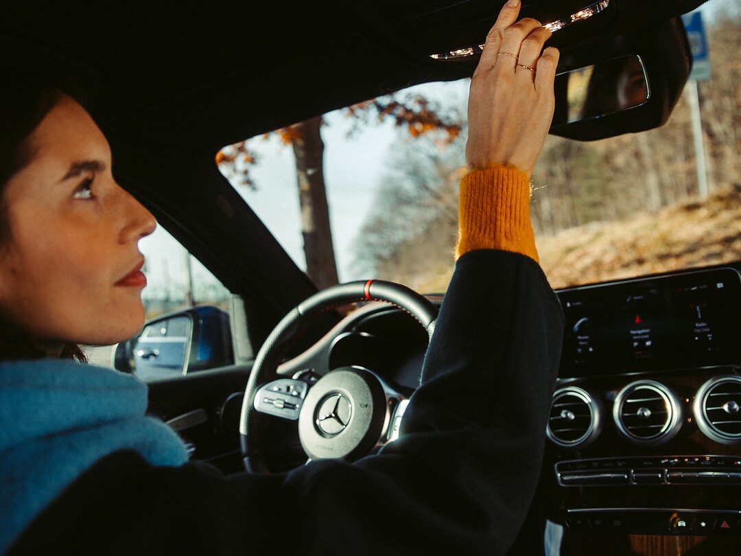 Met de SOS-knop in het bedieningspaneel van de dakconsole van de auto wordt onmiddellijk een spraakverbinding met de Mercedes-Benz noodoproepcentrale tot stand gebracht.