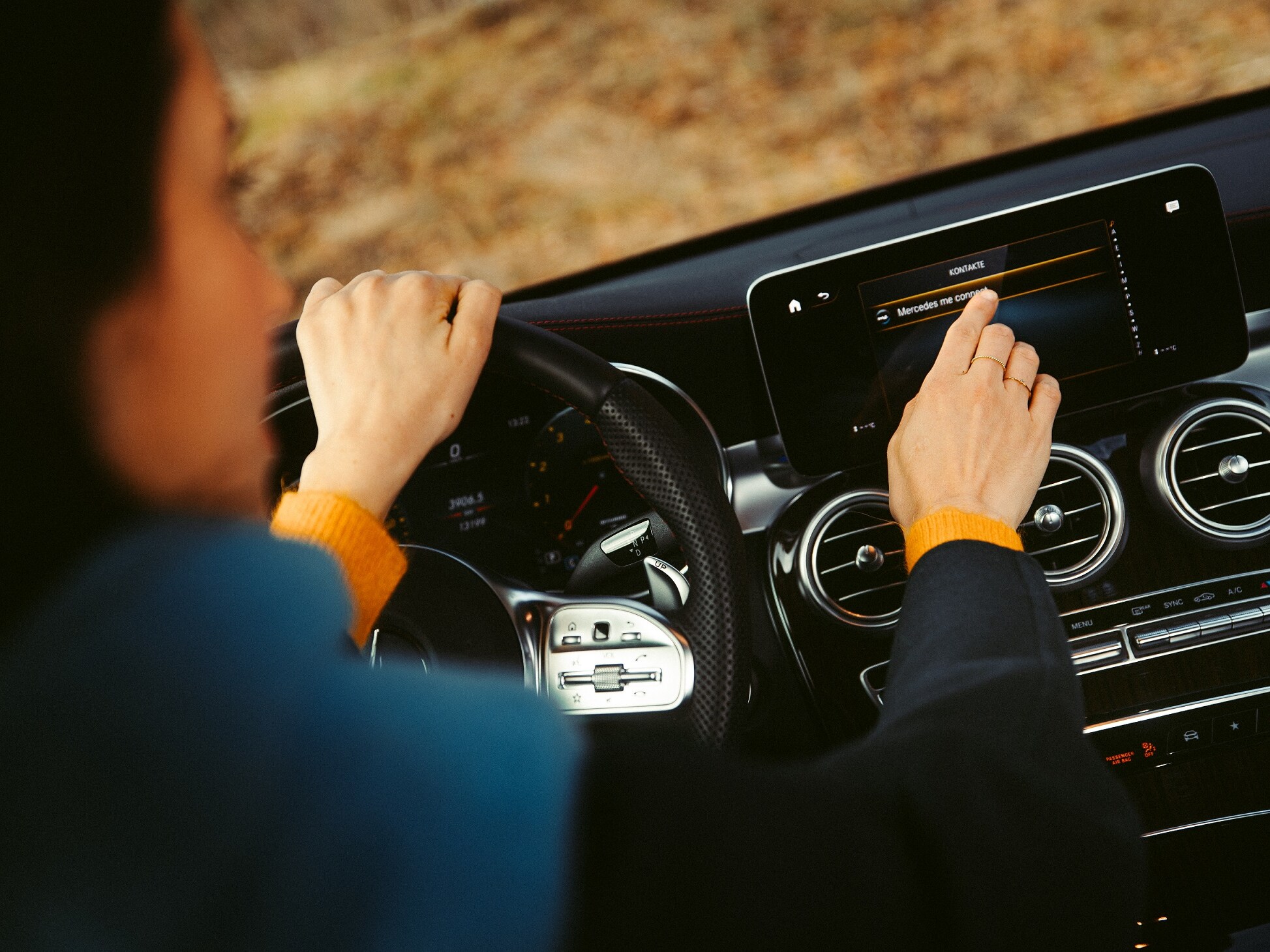 Via de Mercedes-Benz-knop in het telefoonboek van de auto wordt de bestuurder direct met een Mercedes-Benz servicemedewerker verbonden.