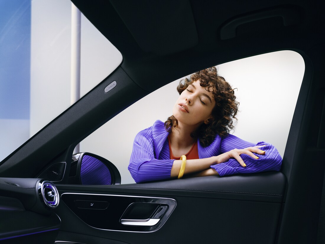 Een vrouw geniet van haar gereinigde Mercedes-Benz.