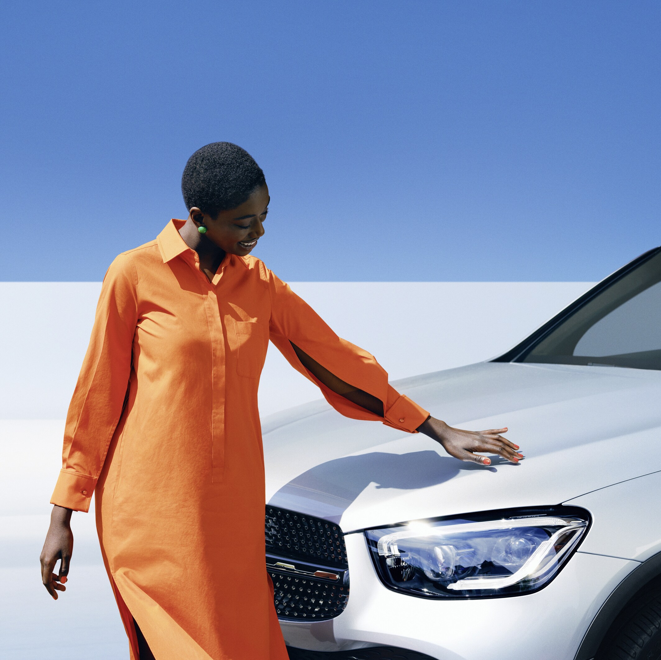 Een vrouw inspecteert haar Mercedes-Benz.