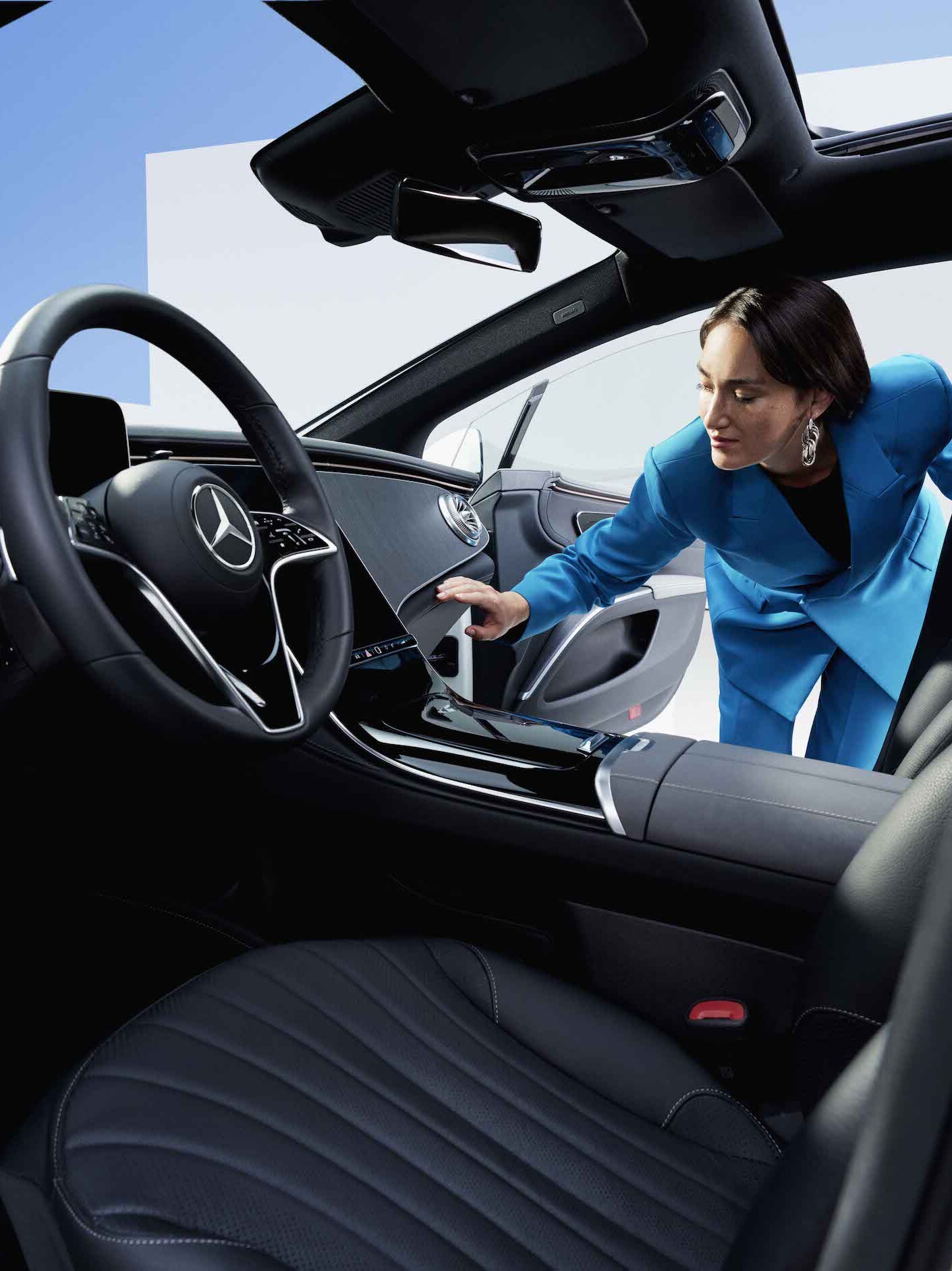 Een vrouw inspecteert het gereinigde interieur van een Mercedes-Benz.
