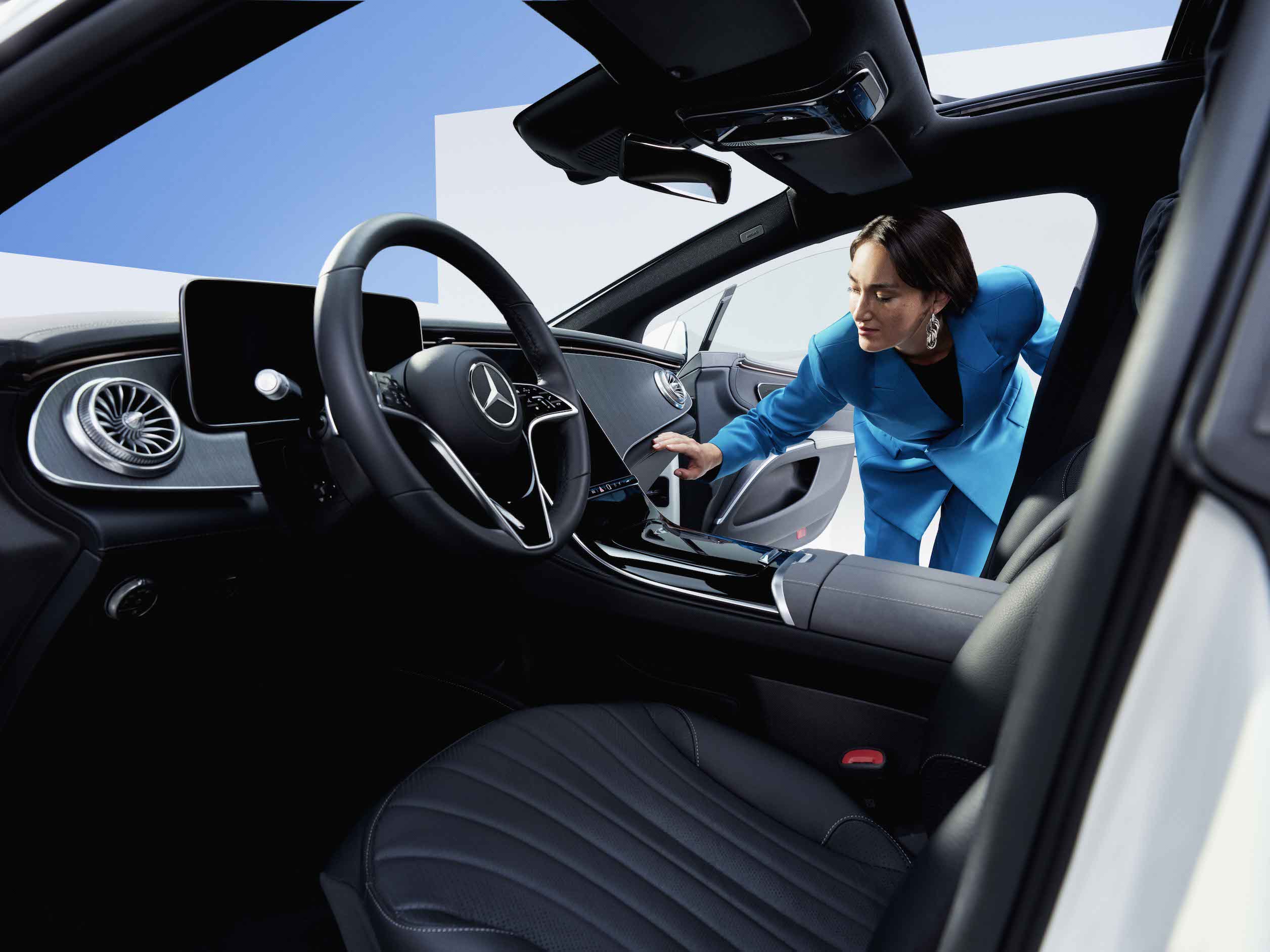 Mercedes-Benz | Originele verzorgingsproducten Een vrouw inspecteert het gereinigde interieur van een Mercedes-Benz.