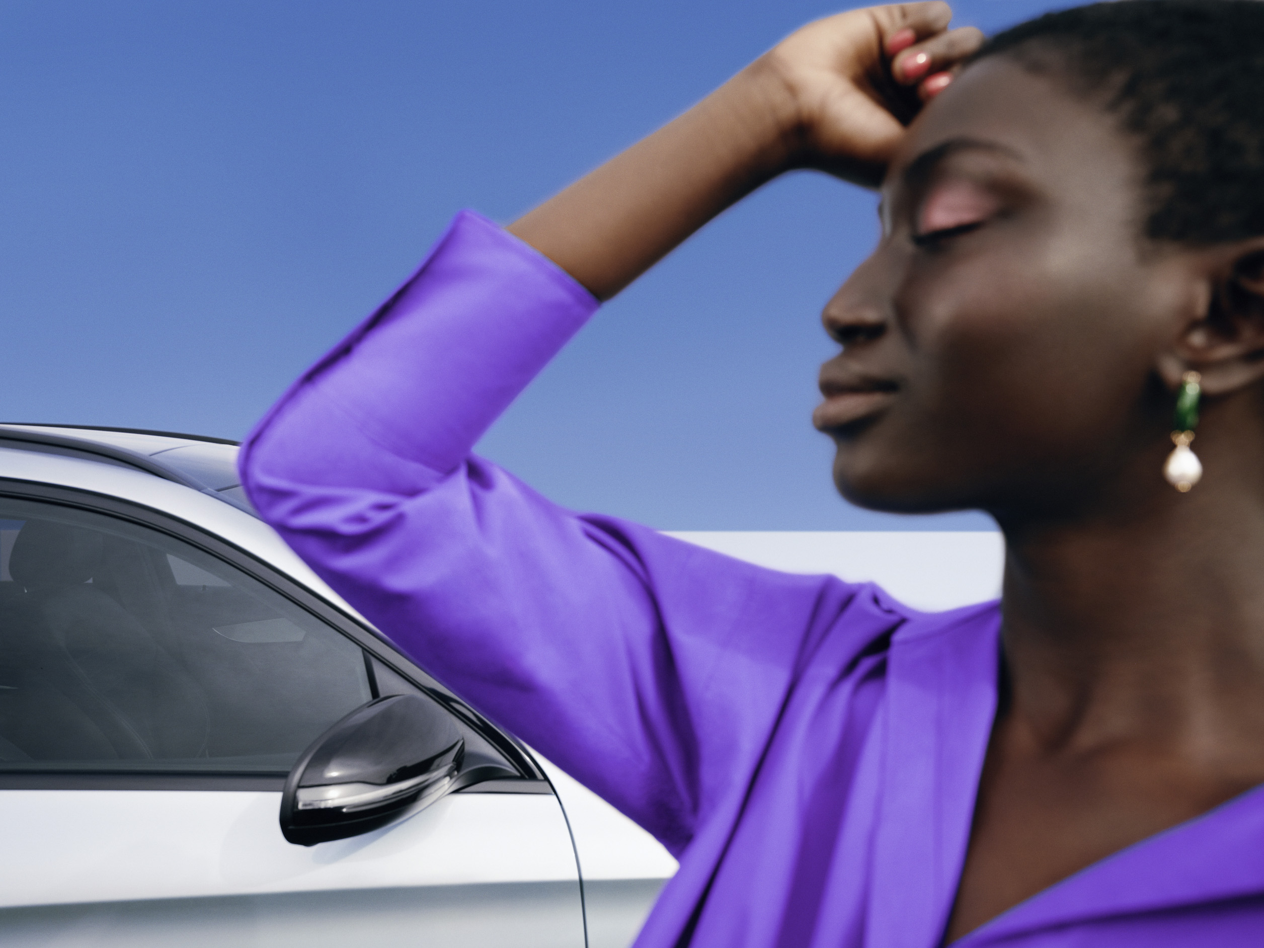 Mercedes-Benz | Originele verzorgingsproducten Een vrouw staat ontspannen voor haar Mercedes-Benz.