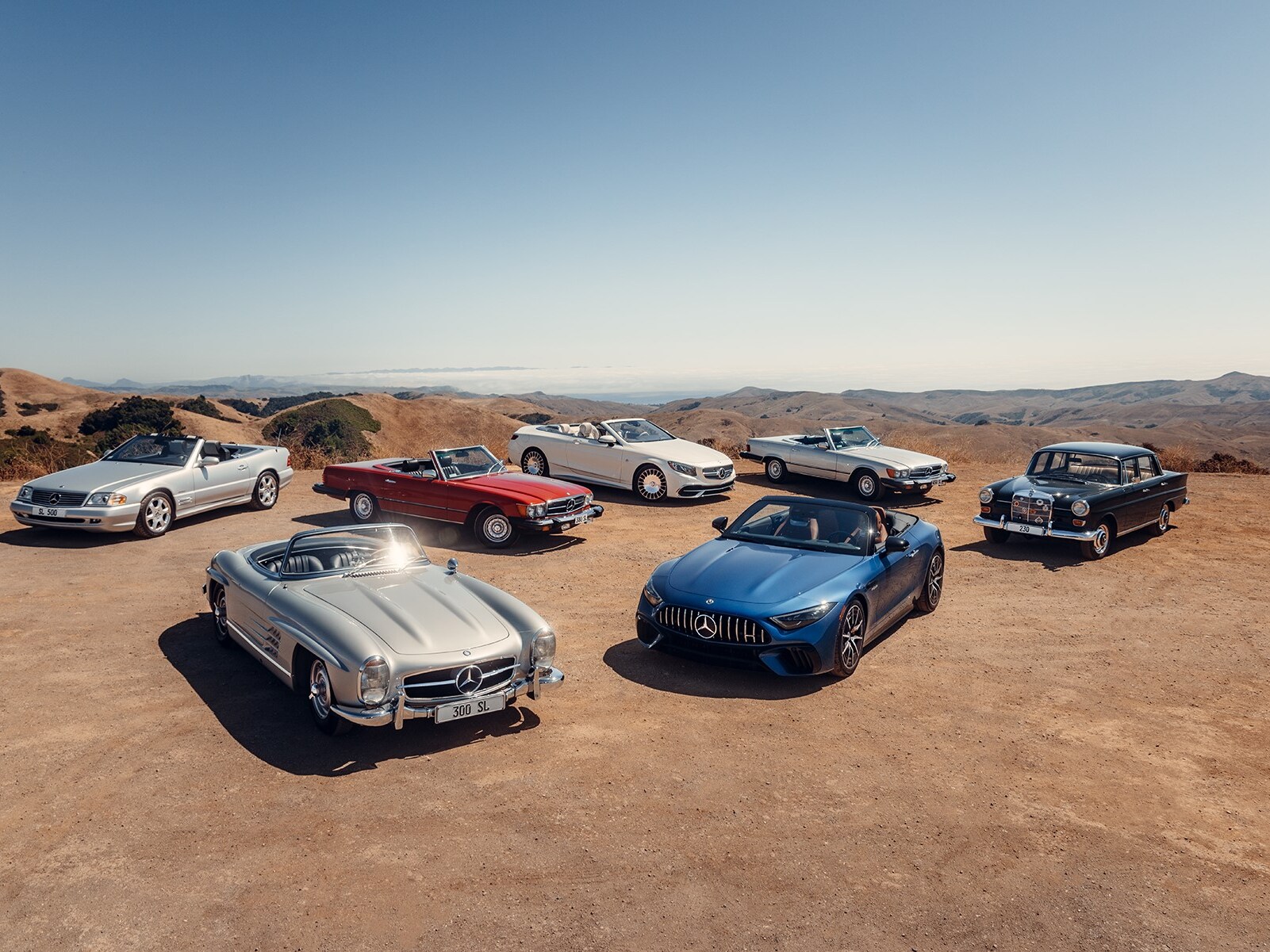 Mercedes-Benz Classic auto's in een woestijn.