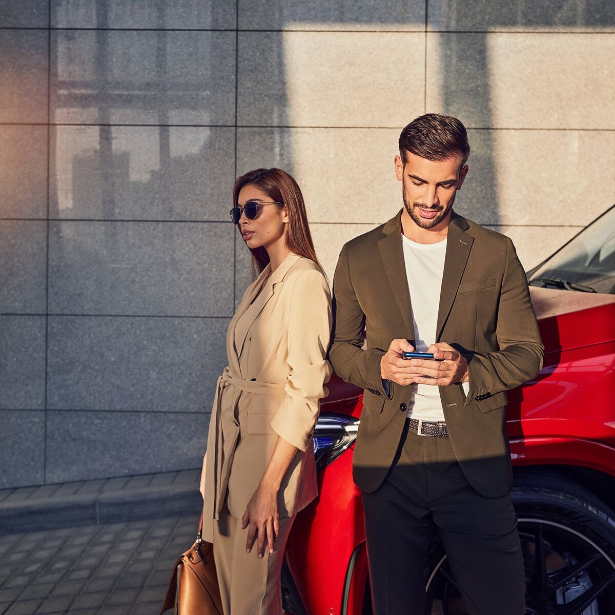 Twee personen nemen contact op met Mercedes-Benz