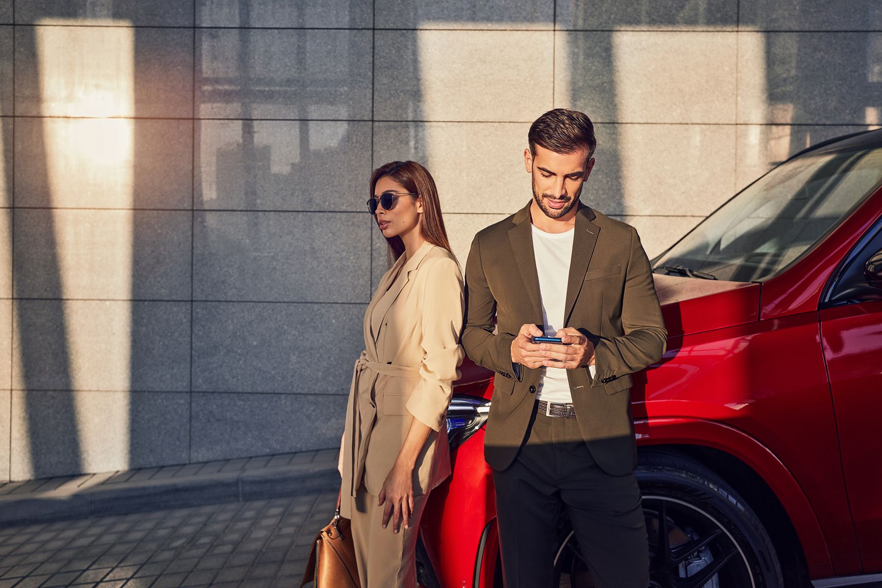 Contact Twee personen nemen contact op met Mercedes-Benz