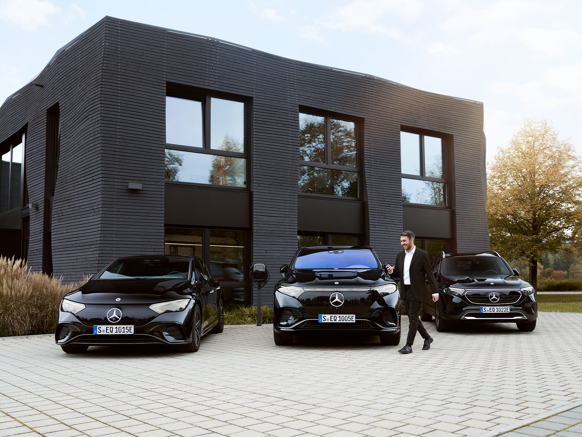 Laden op het werk | Laden | Mercedes-Benz Drie elektrische Mercedes-Benz auto's voor een kantoorgebouw.