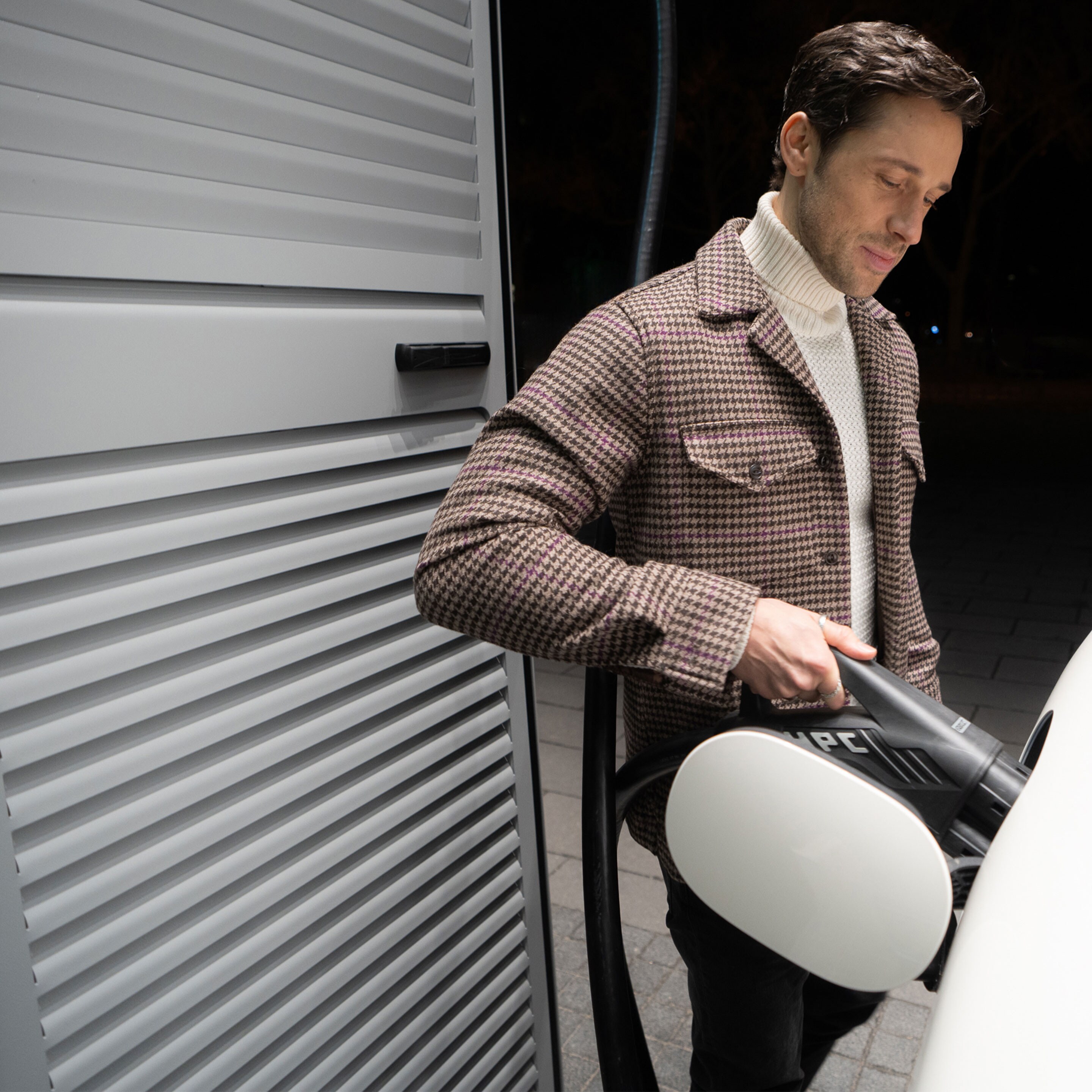 Een elektrische Mercedes-Benz wordt onderweg opgeladen met MB.CHARGE Public.