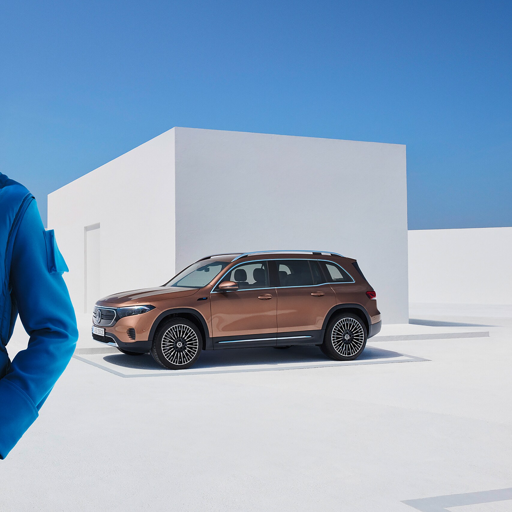 Man maakt verbinding met zijn Mercedes-Benz via Digitale extra's op zijn smartphone.