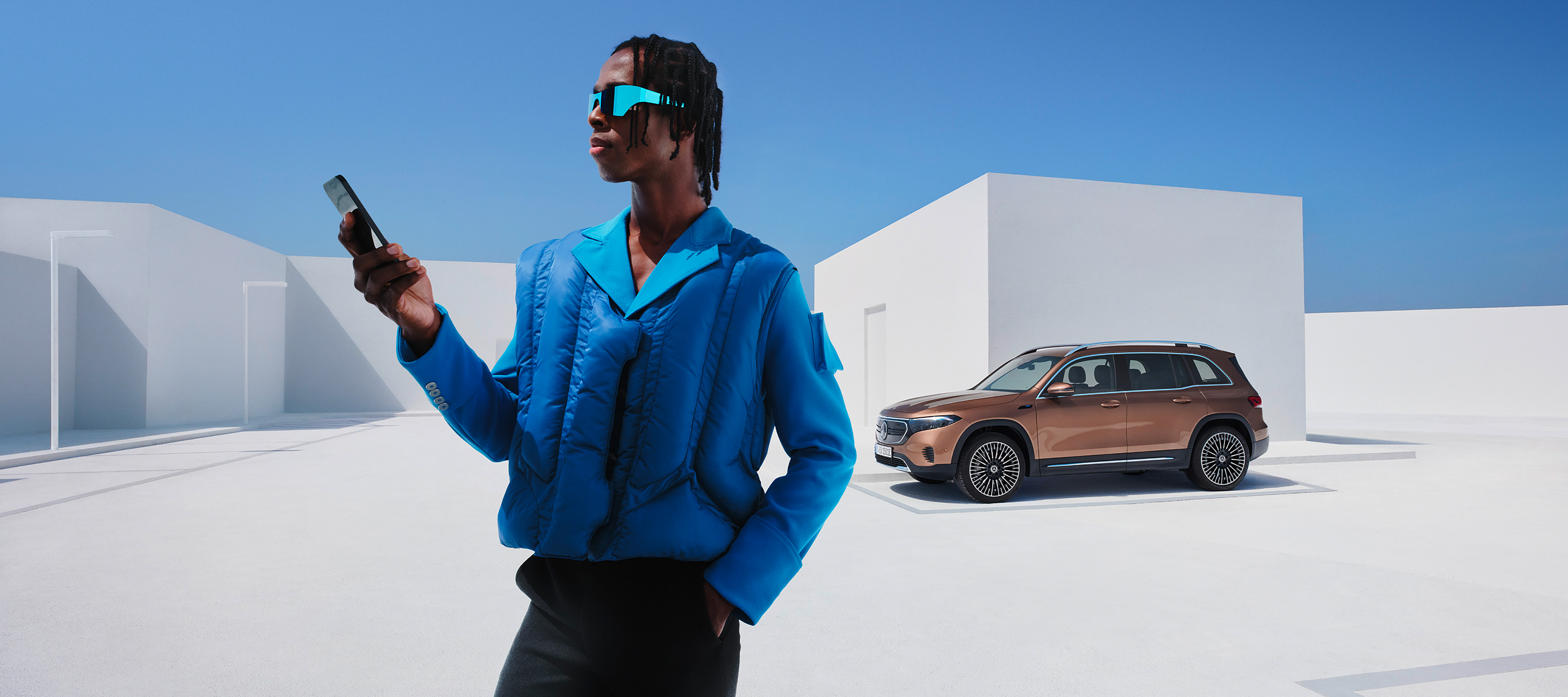 Mercedes-Benz app | Mercedes-Benz Man maakt verbinding met zijn Mercedes-Benz via Digitale extra's op zijn smartphone.