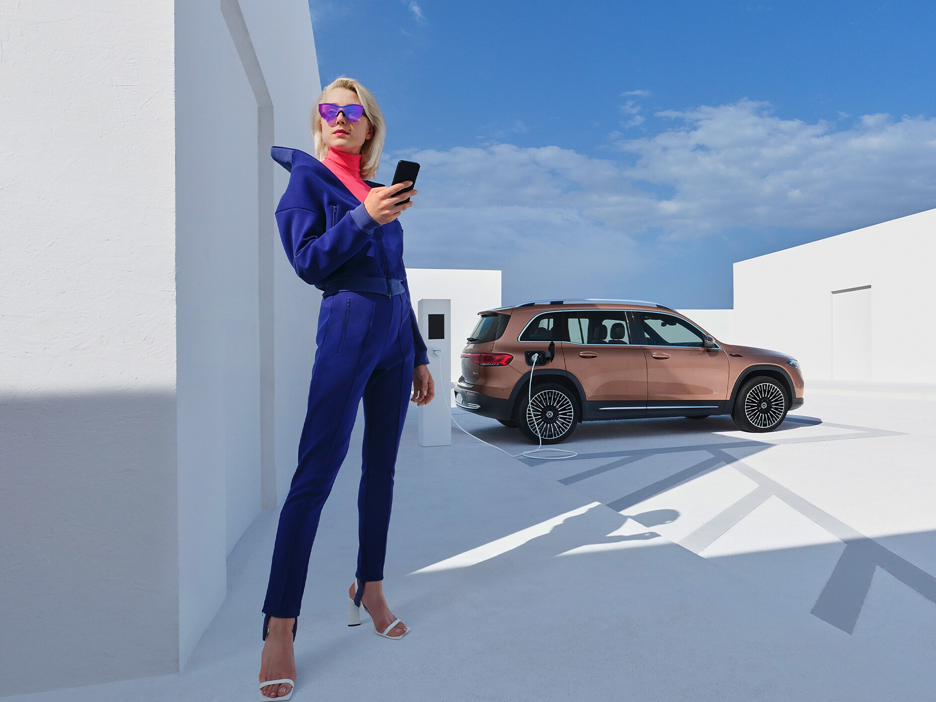 Een vrouw koppelt haar smartphone aan haar auto zodat zij gebruik kan maken van de Standaard Services.