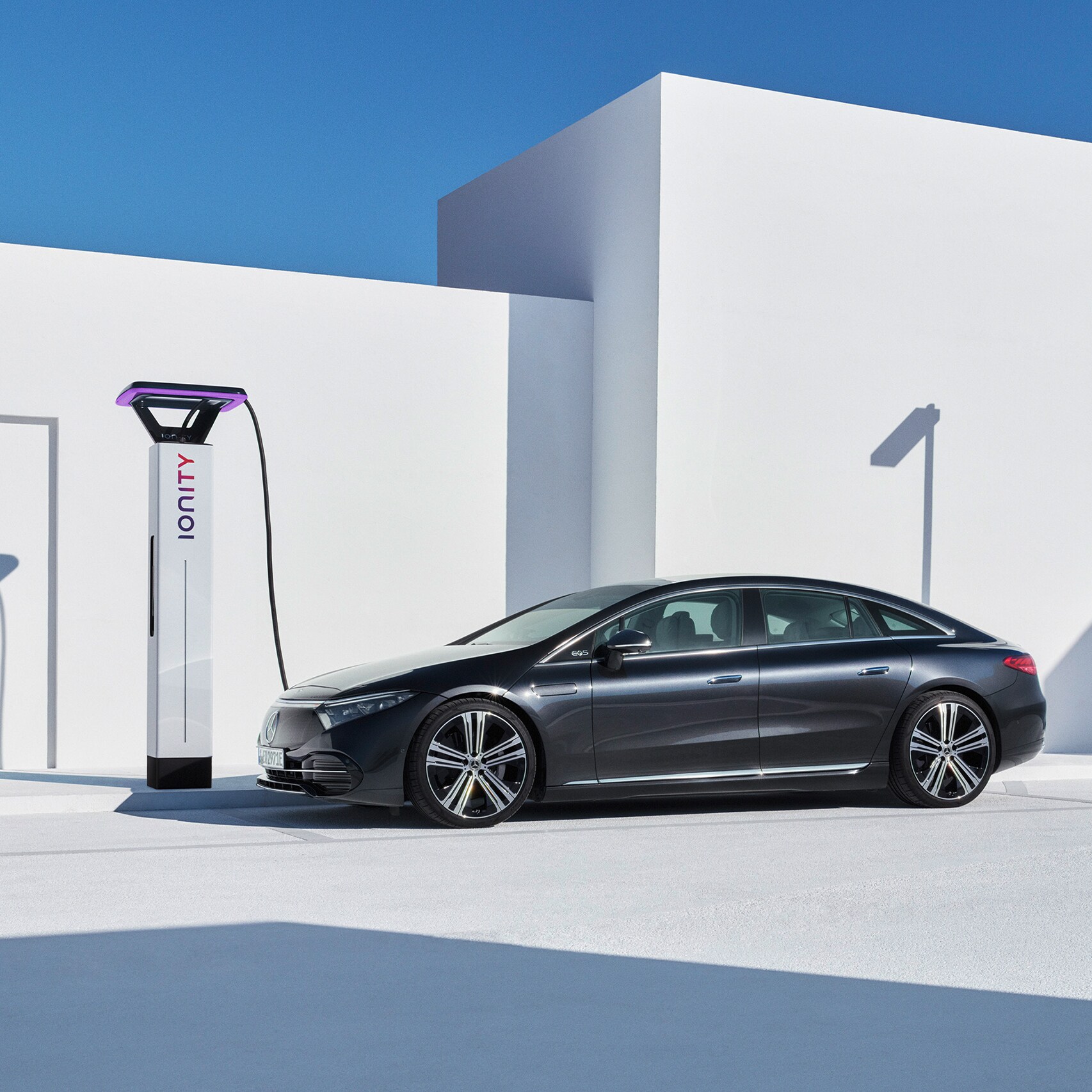 Een Mercedes-Benz wordt via MB.CHARGE Public bij een sneloplaadpunt van IONITY opgeladen.