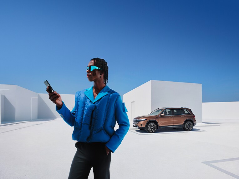 Een man is met zijn smartphone met de Mercedes-Benz verbonden.