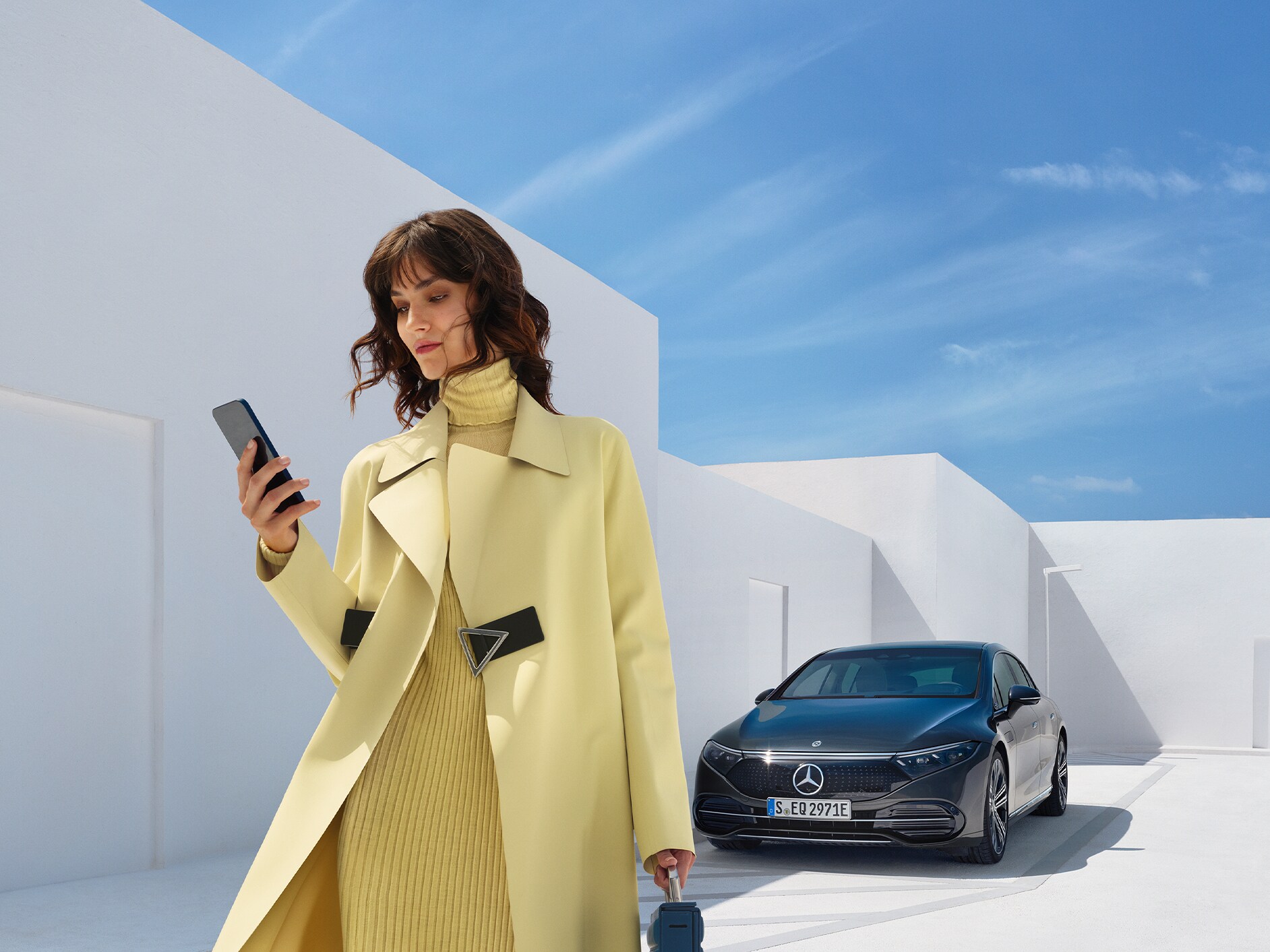 Een persoon verlengt/koopt met behulp van de smartphone de Digitale extra's voor een auto.