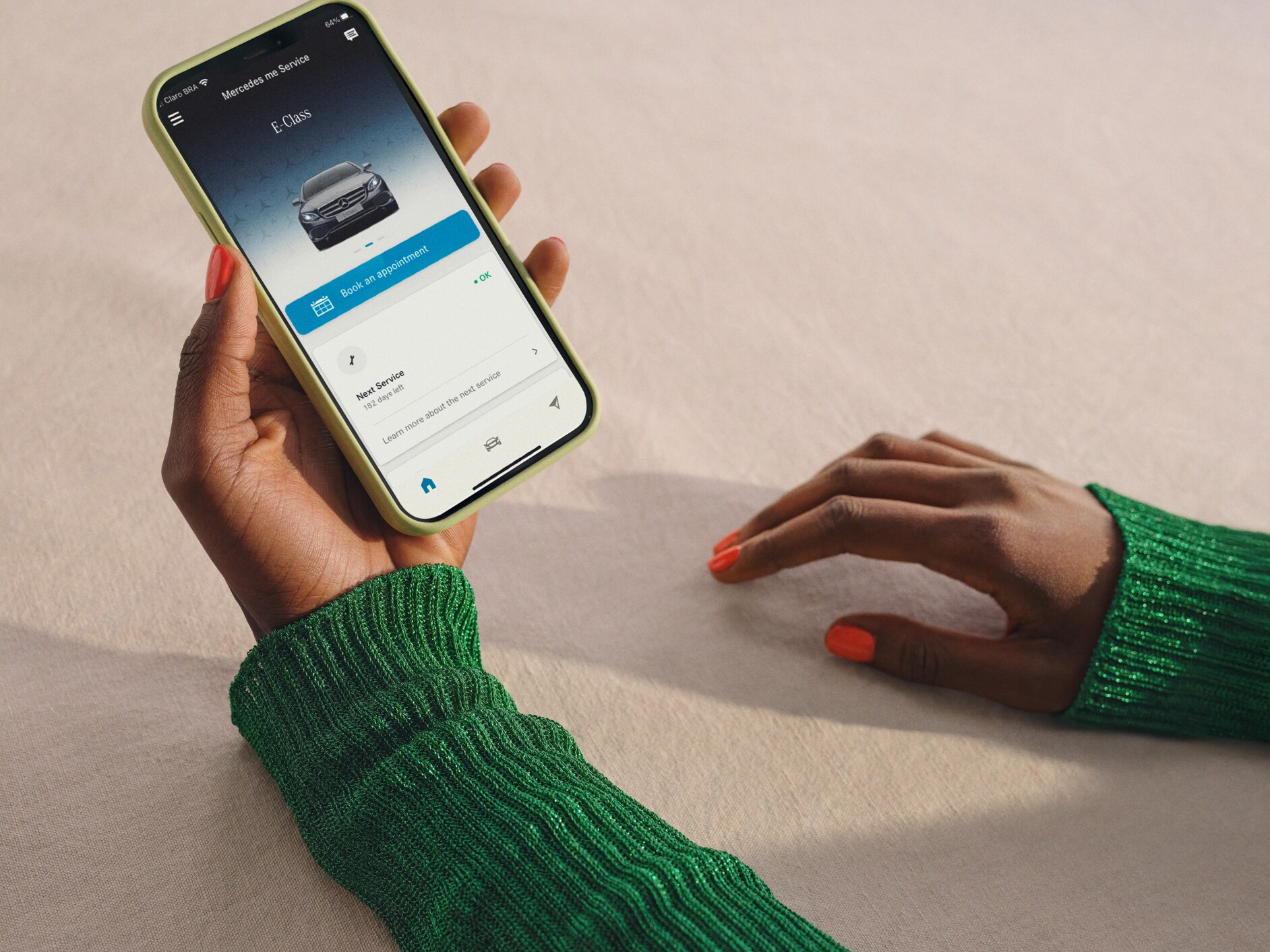 Op de smartphone is een melding over een komende onderhoudsbeurt te zien.