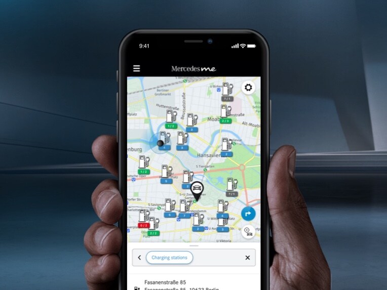 Op een smartphone worden via Mercedes me Charge de oplaadpunten in de buurt weergegeven.