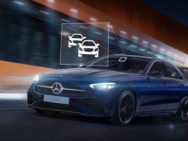 Op de voorruit van een Mercedes-Benz ziet u de weergave van het pictogram voor de adaptieve grootlichtassistent