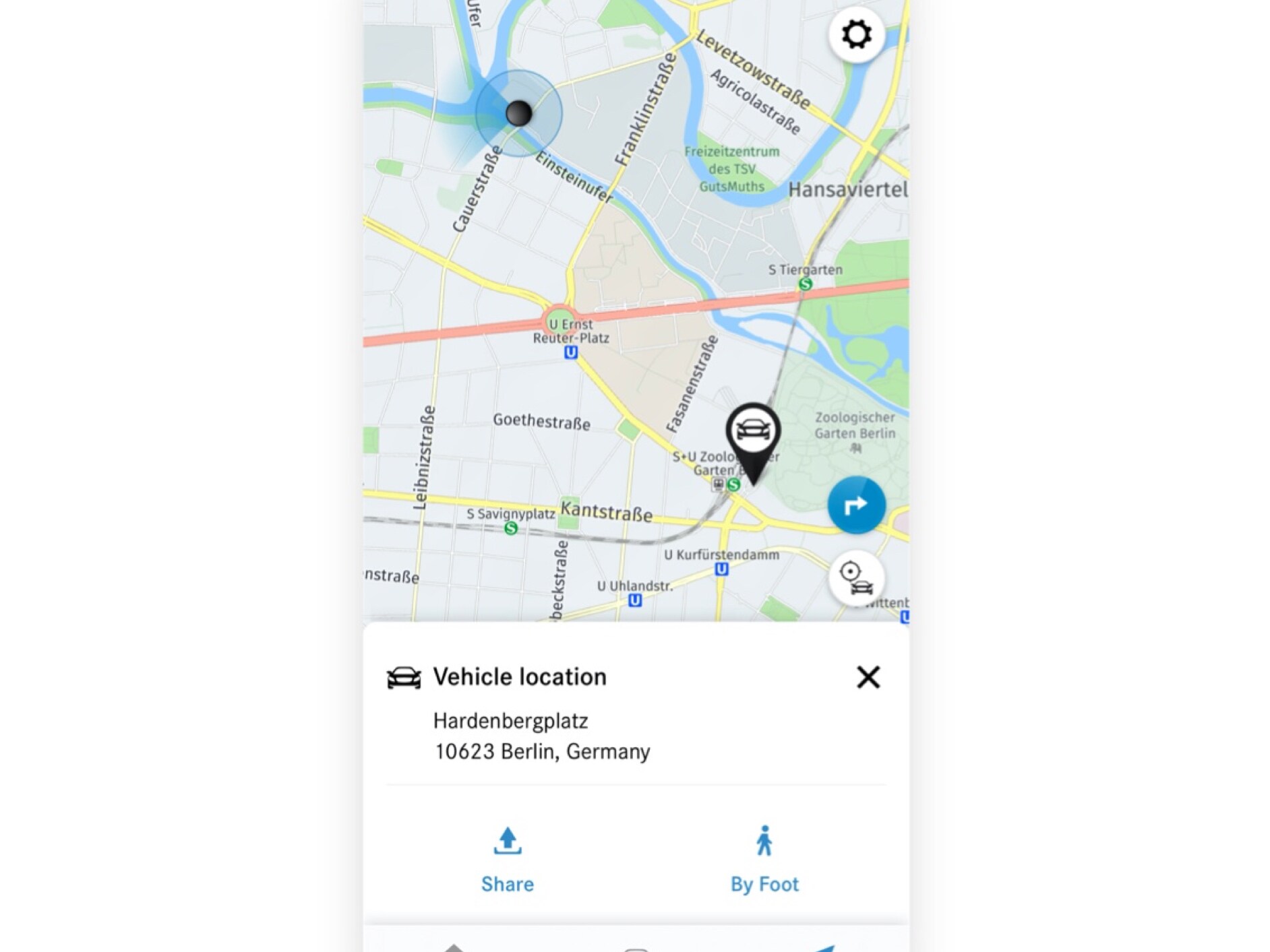 Op een smartphone wordt de locatie van de auto in de Mercedes me App weergegeven.