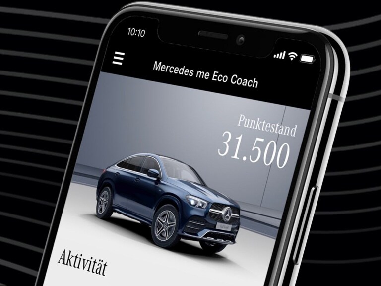 Op een smartphone is de Mercedes me Eco Coach-app geopend en wordt een door een uiterst milieuvriendelijke rijstijl bereikt puntenaantal weergegeven.