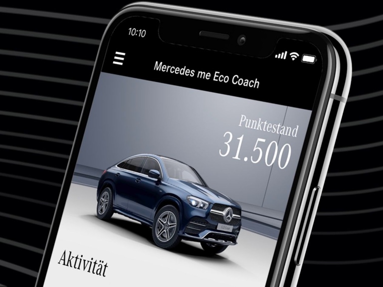 Eco Coach-app | Apps | Mercedes me Op een smartphone is de Mercedes me Eco Coach-app geopend en wordt een door een uiterst milieuvriendelijke rijstijl bereikt puntenaantal weergegeven.