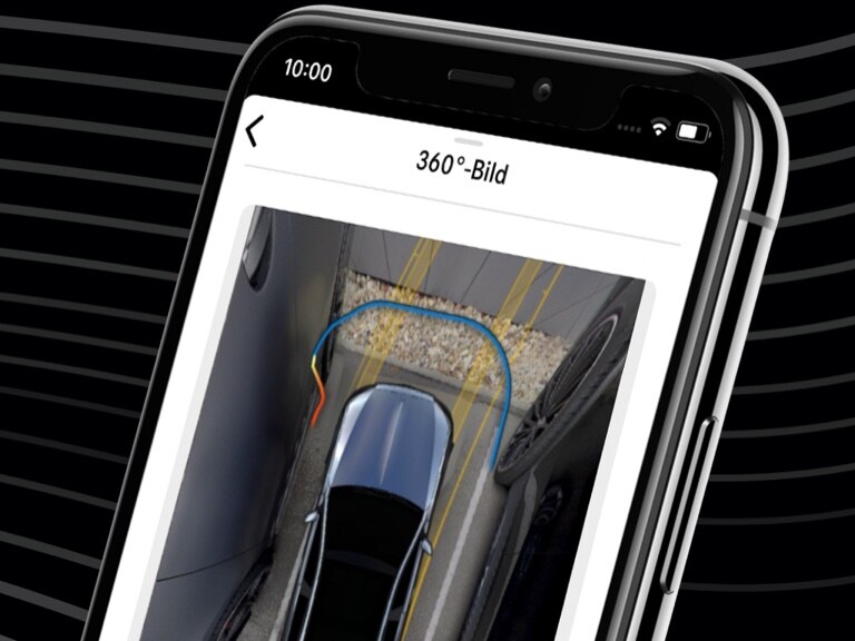 Via de Mercedes-Benz Remote Parking-app op de smartphone en 360°-weergave wordt een Mercedes-Benz comfortabel in een krappe parkeerplaats gemanoeuvreerd.