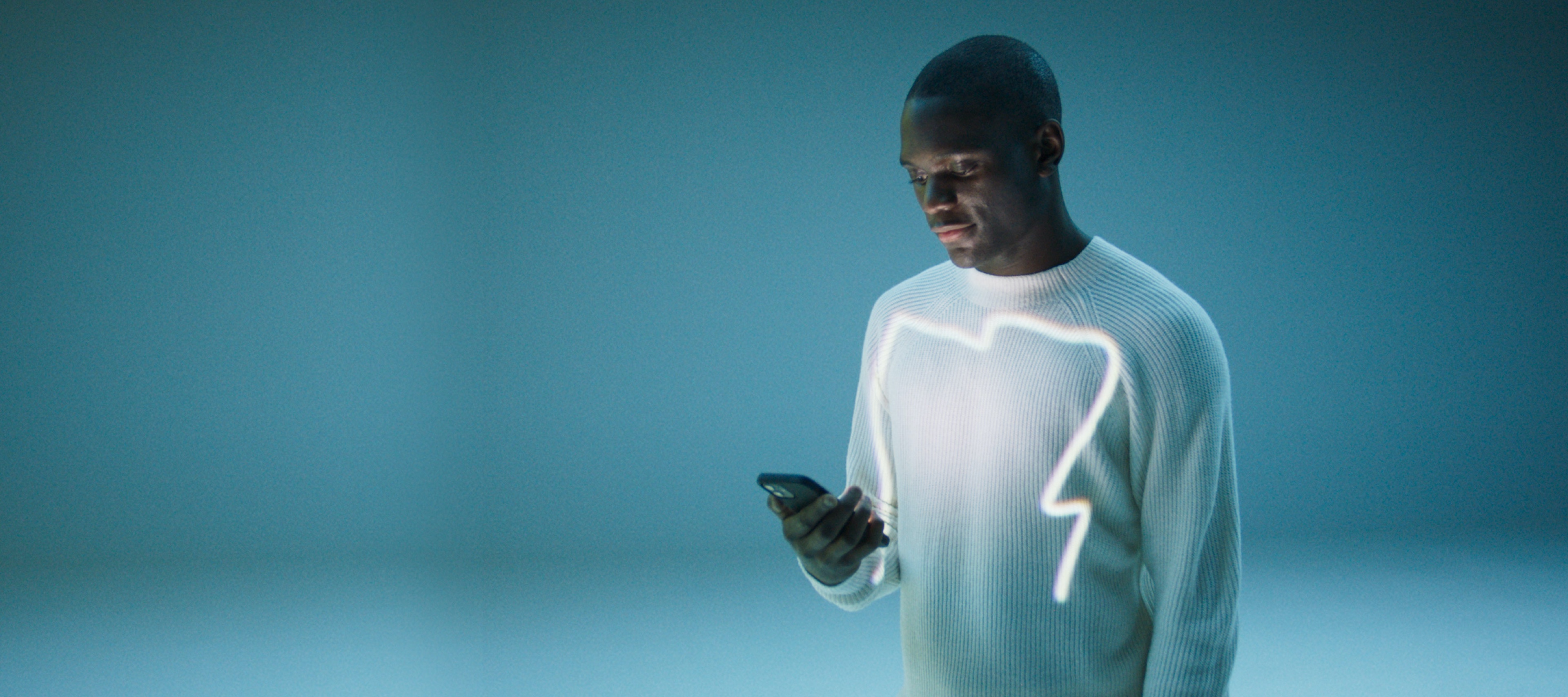 Een man opent de Mercedes-Benz App op zijn smartphone. Een man opent de Mercedes-Benz App op zijn smartphone.