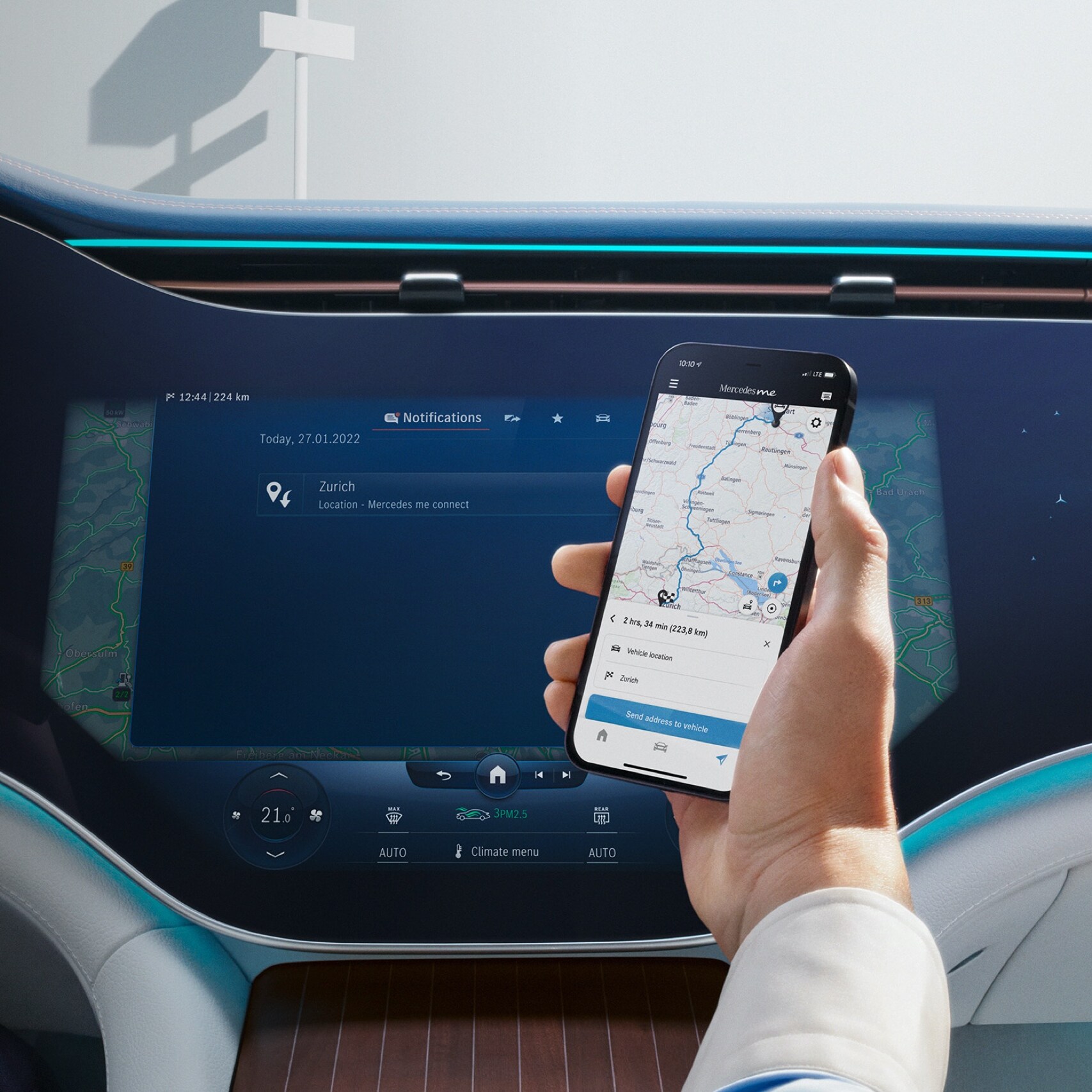 Een man opent de Mercedes me App op zijn smartphone.