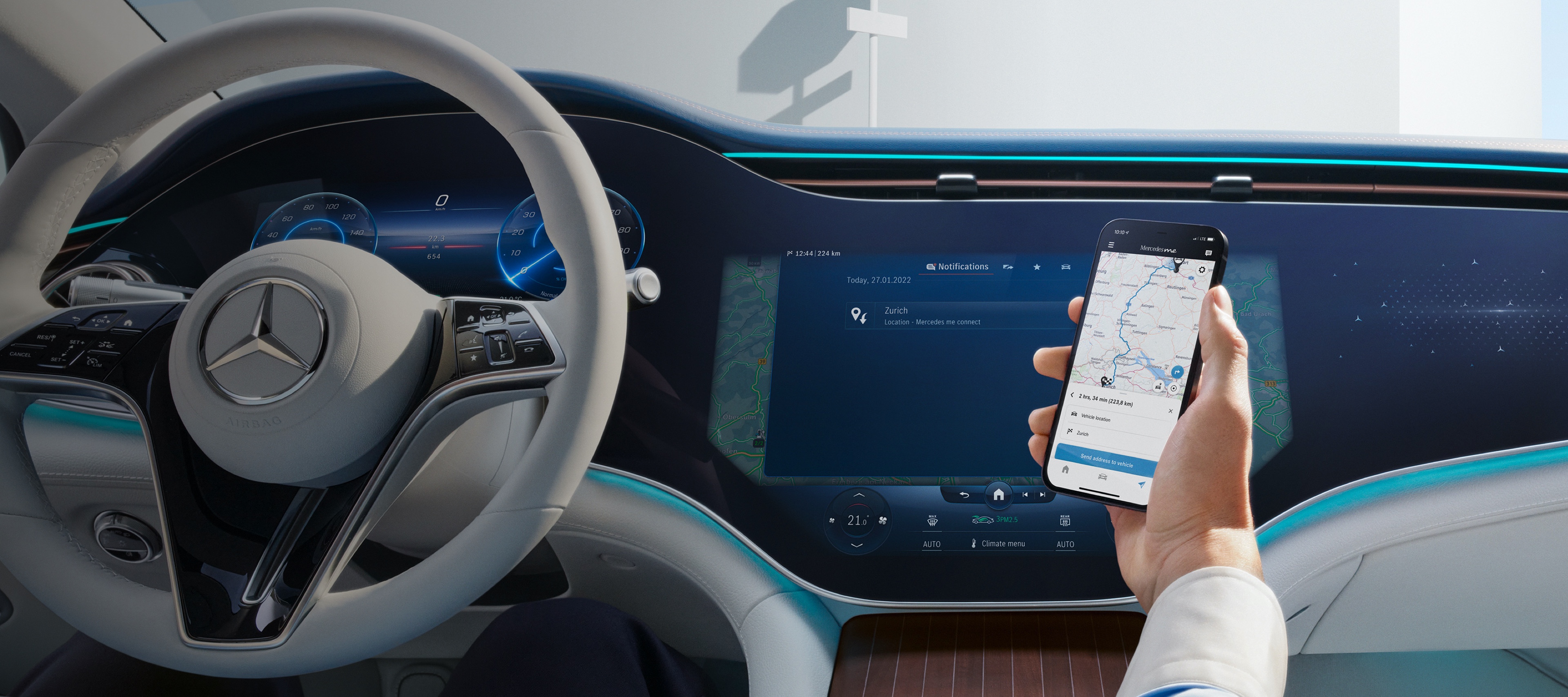 Een man opent de Mercedes me App op zijn smartphone. Een man opent de Mercedes me App op zijn smartphone.