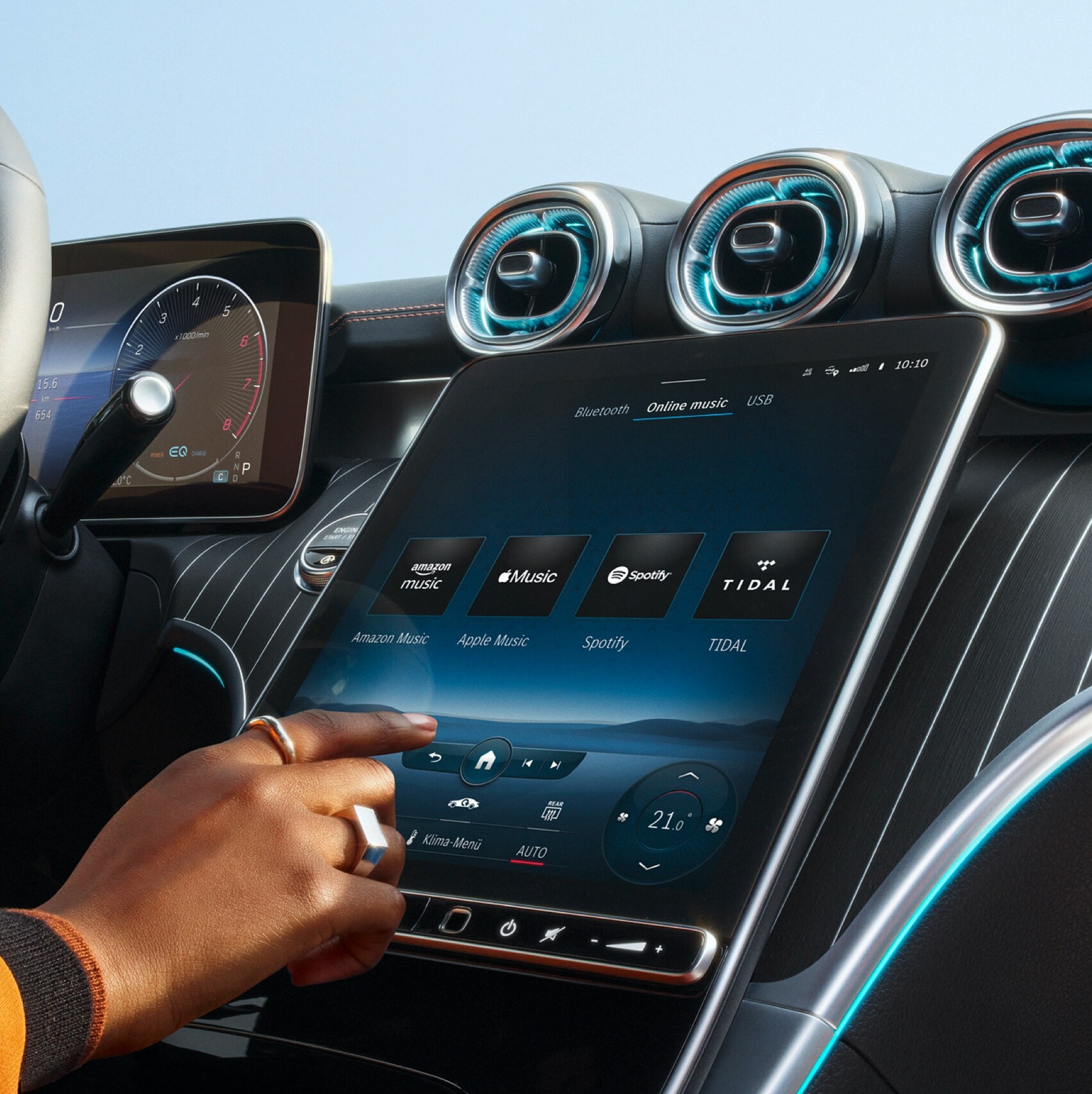 Een persoon kiest op het MBUX-multimediasysteem in een Mercedes-Benz uit de audiostreamingdiensten Amazon Music, Apple Music, Spotify en TIDAL de gewenste streamingdienst.