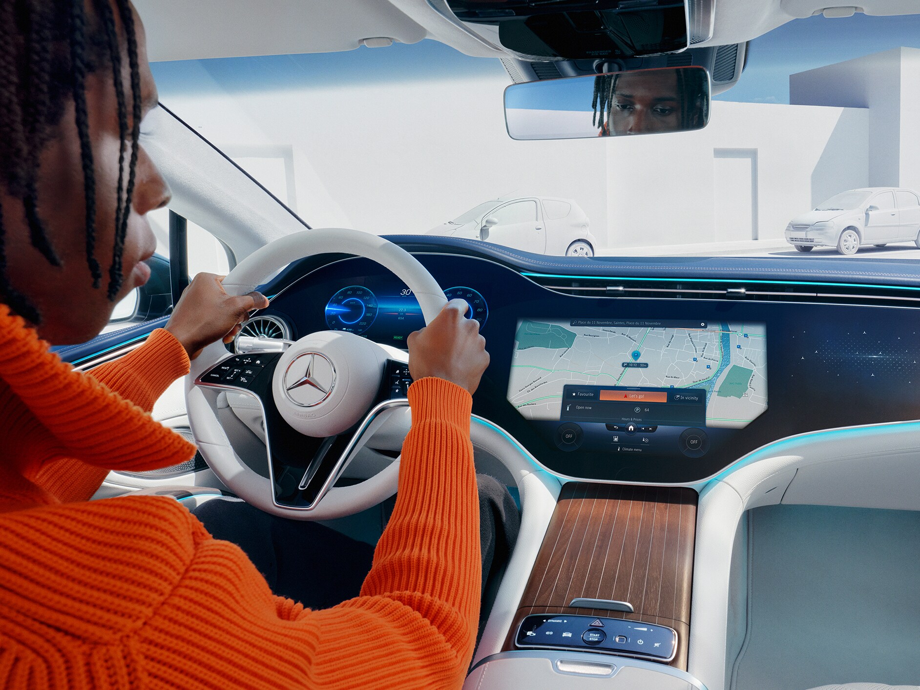 Een man maakt gebruik van de MBUX spraakassistent in zijn auto.