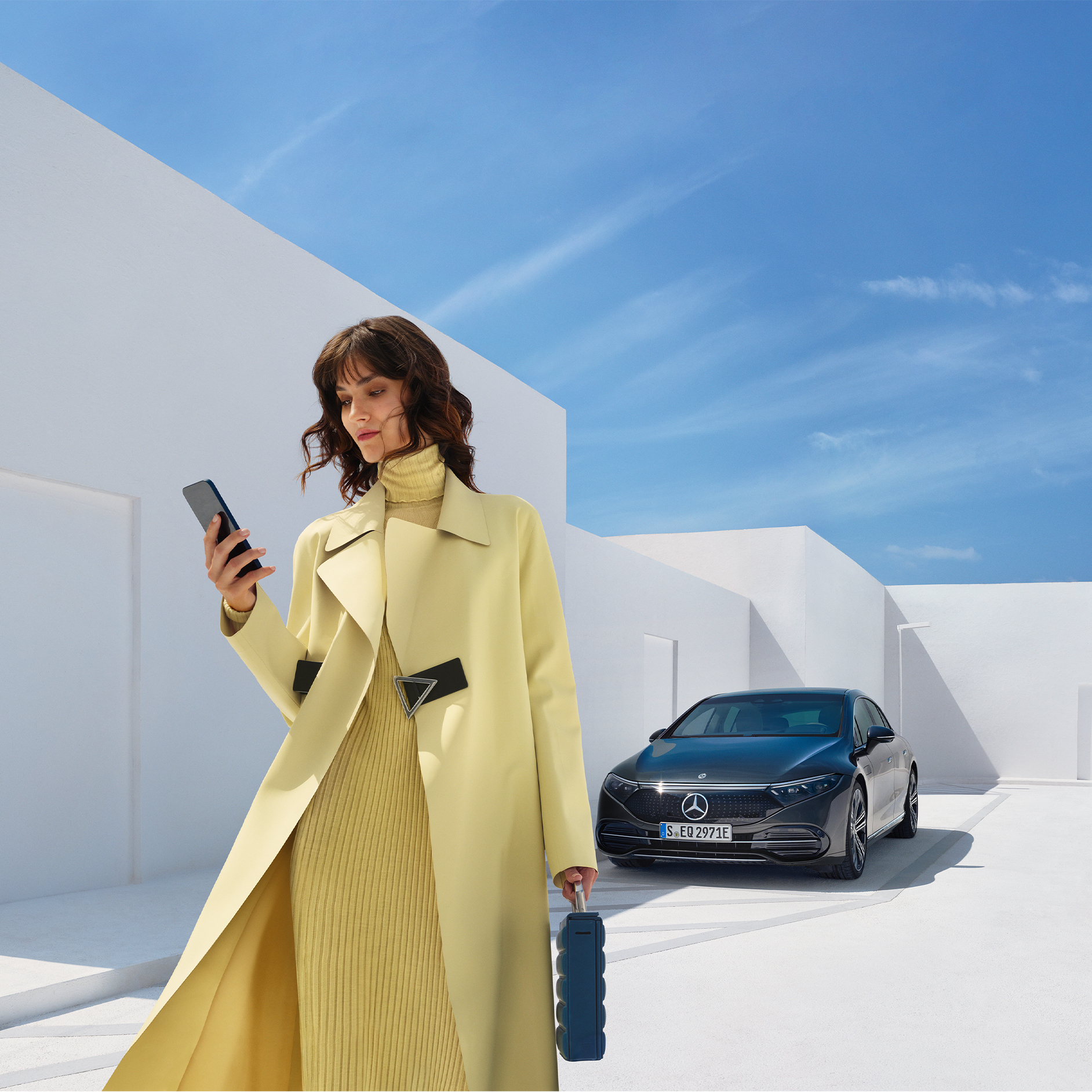 Digitale extra's kopen | Navigatie | Mercedes me Een vrouw verlengt/koopt via de smartphone de digitale extra's voor een auto.