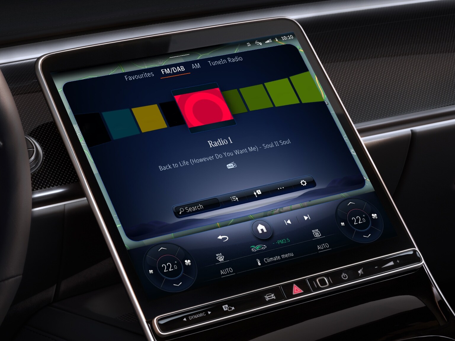 Het MBUX multimediasysteem in een Mercedes-Benz geeft dankzij het entertainmentpakket radiozenders vanuit de hele wereld weer.