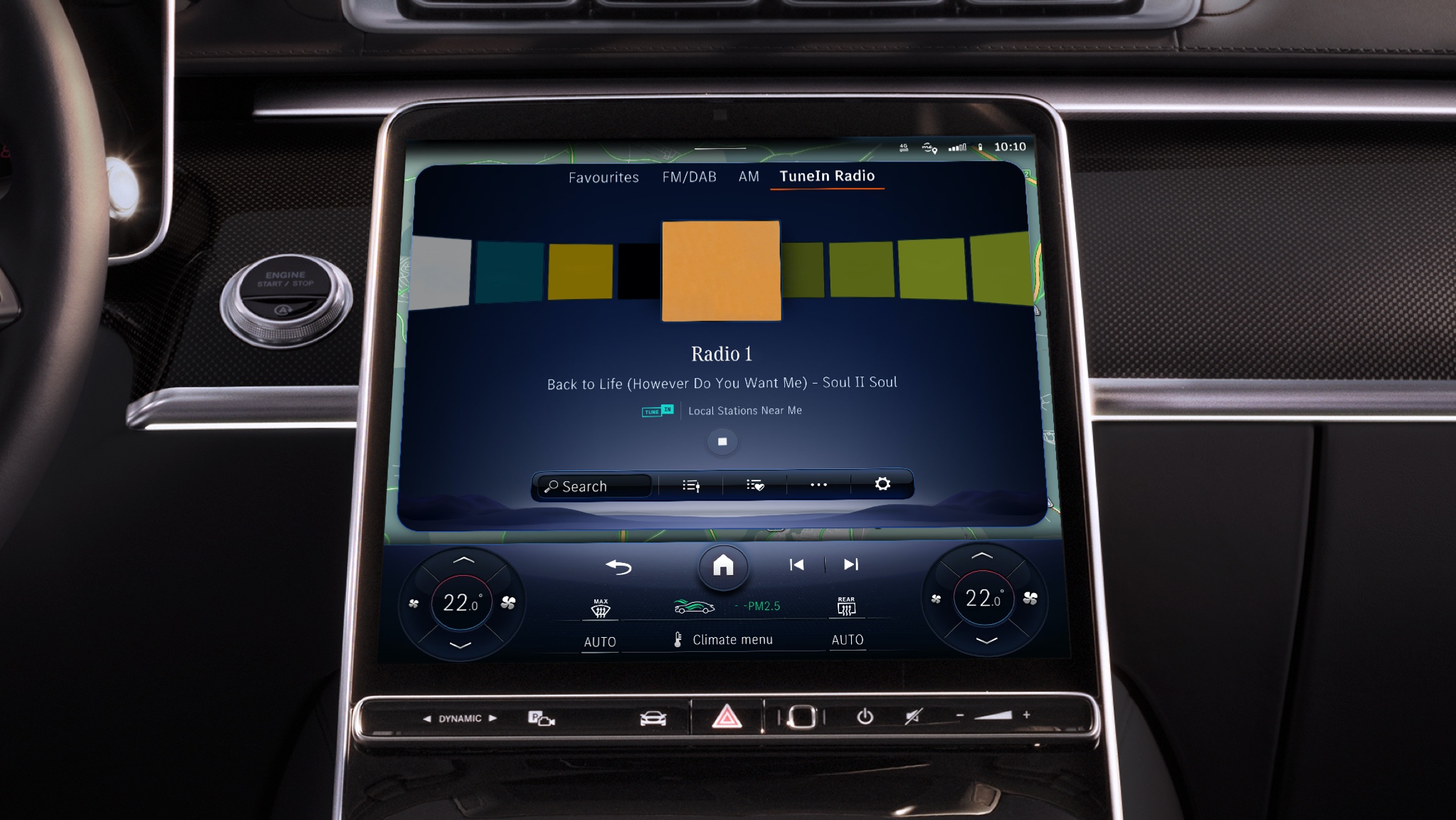 Internetradio | Amusement | Mercedes-Benz Het MBUX multimediasysteem in een Mercedes-Benz geeft dankzij het entertainmentpakket uitgebreide informatie als artiest, titel en cover weer.